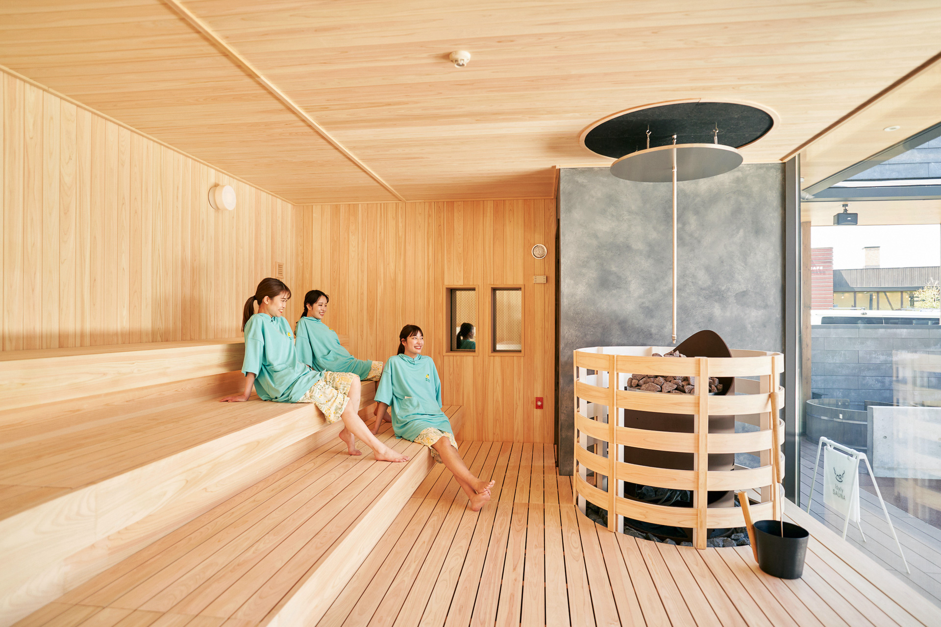 男女共用のオートロウリュ搭載サウナは水着もしくは館内着着用のこと。1日2回アウフグースイベントも開催される
