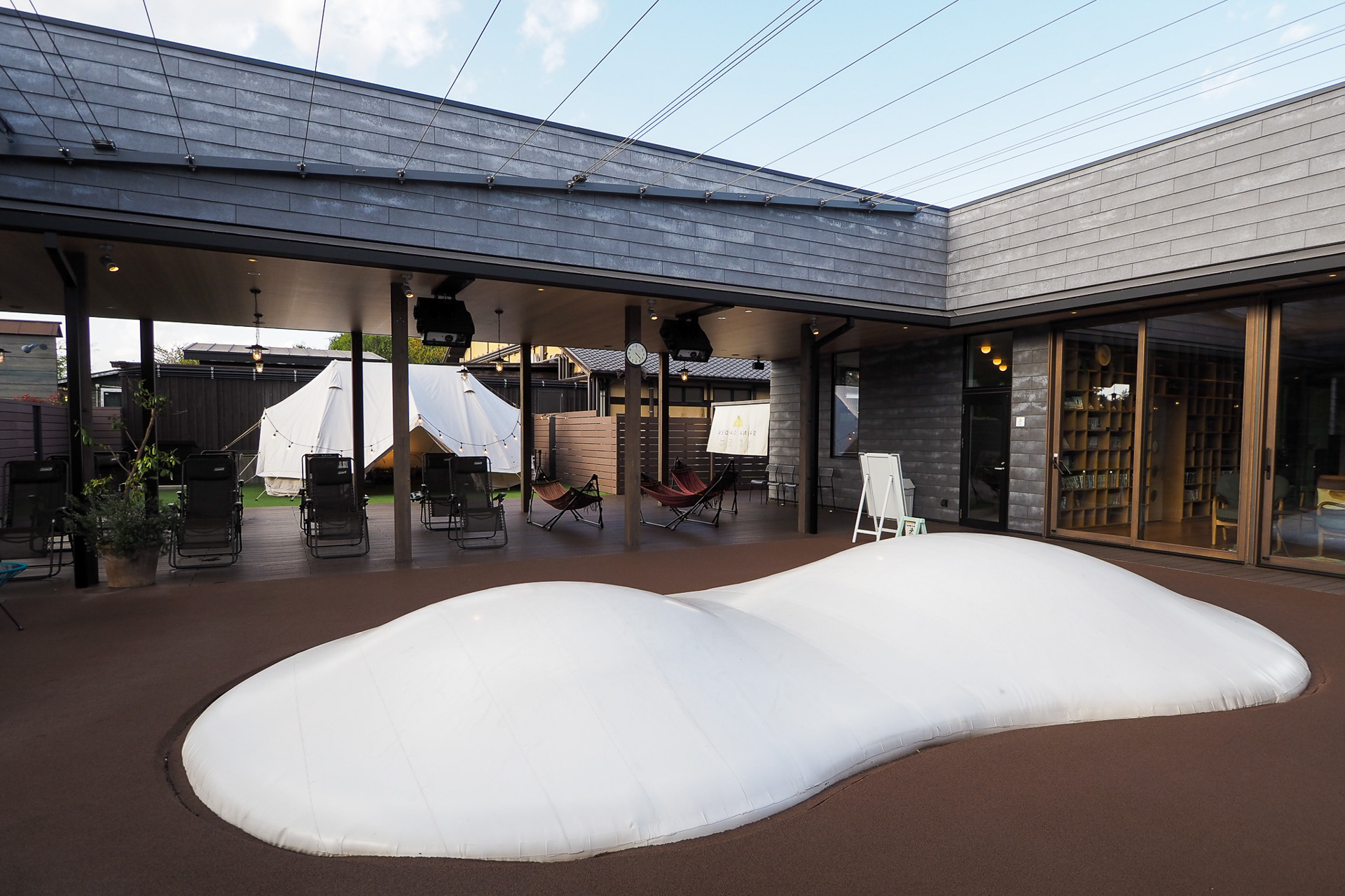 子供に大人気のふわふわドーム。夜はプロジェクションマッピングも