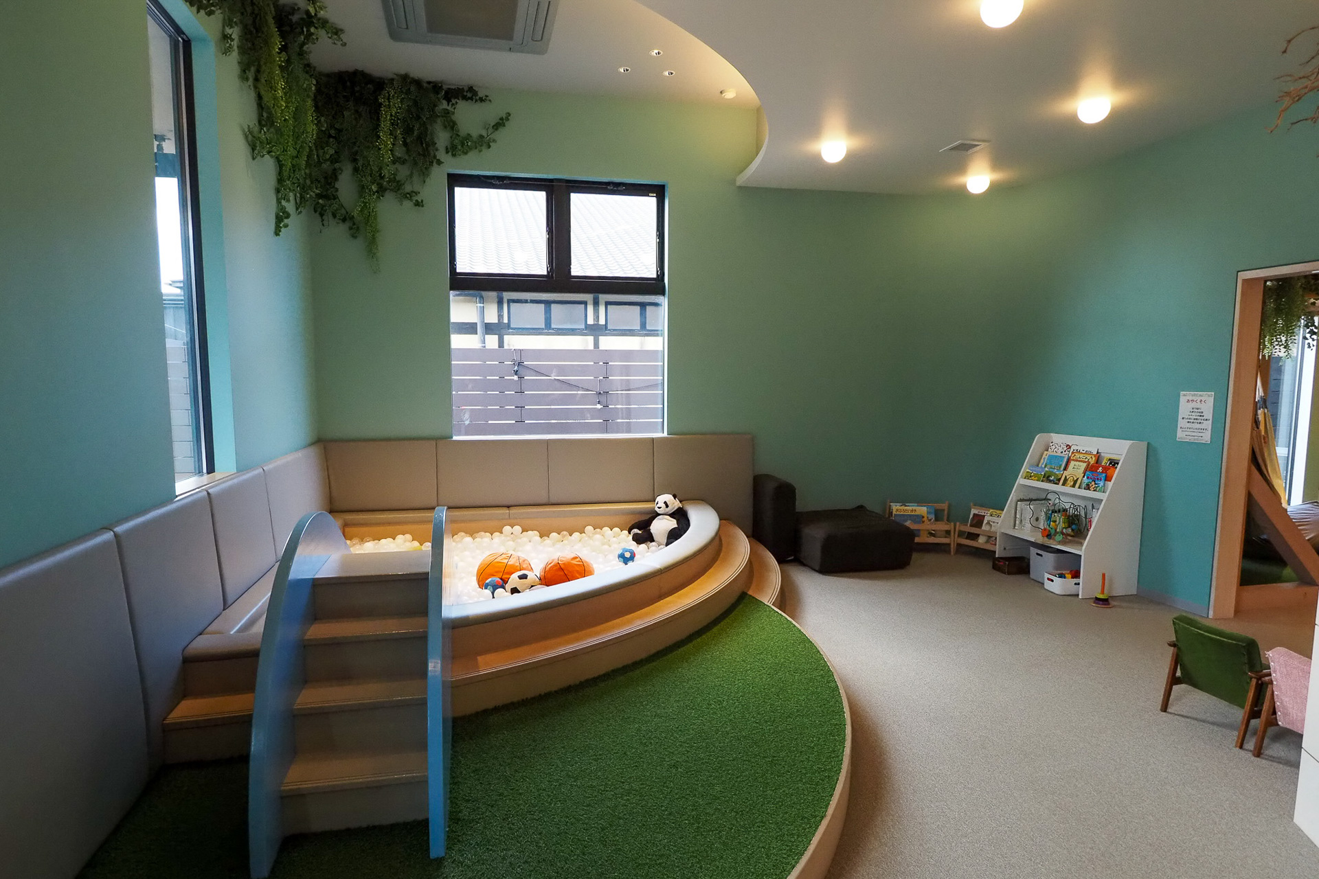 ボールプールにすべり台、絵本などが揃う