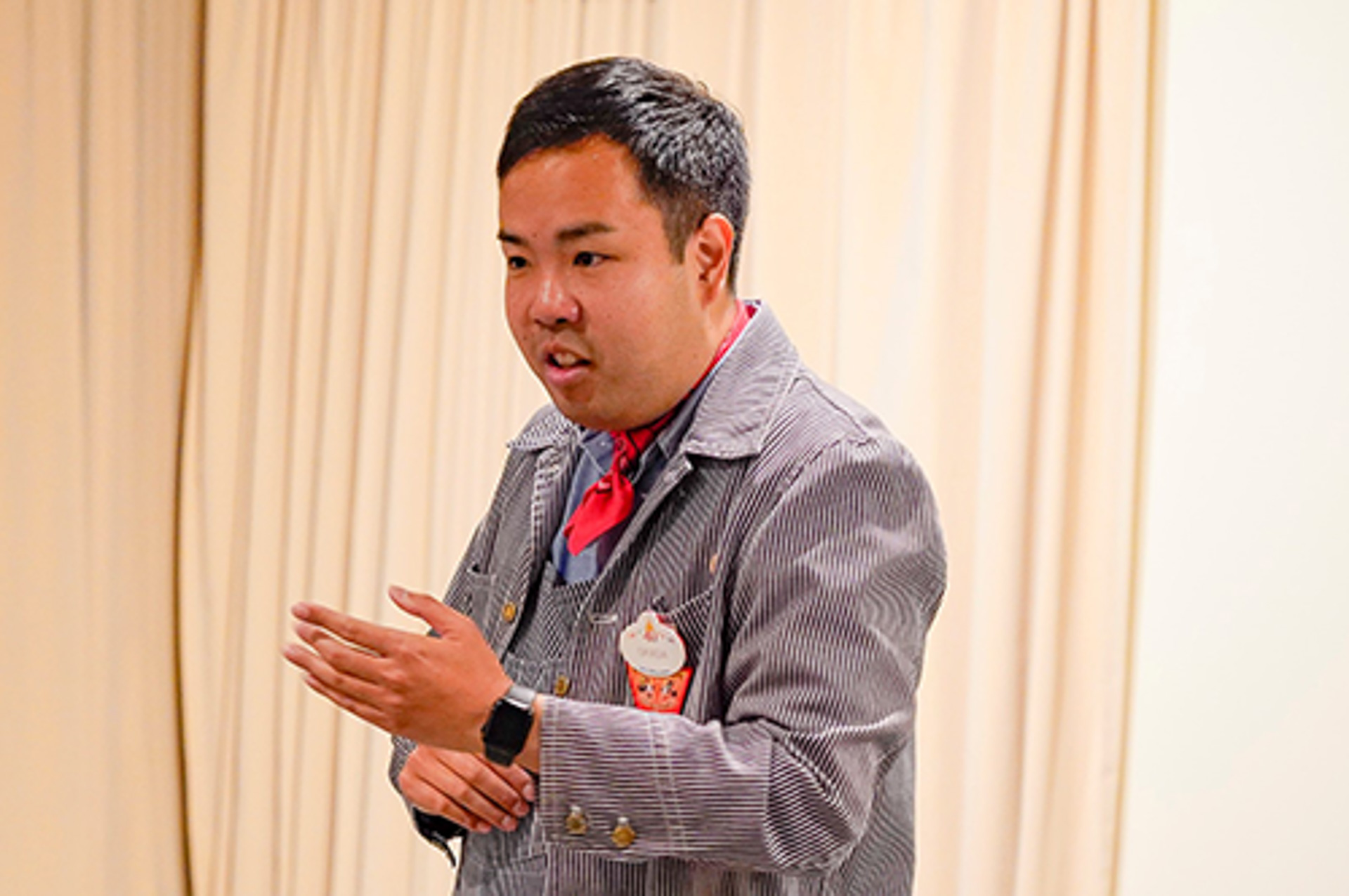 アトラクションで働くキャストとの対話なども含まれている