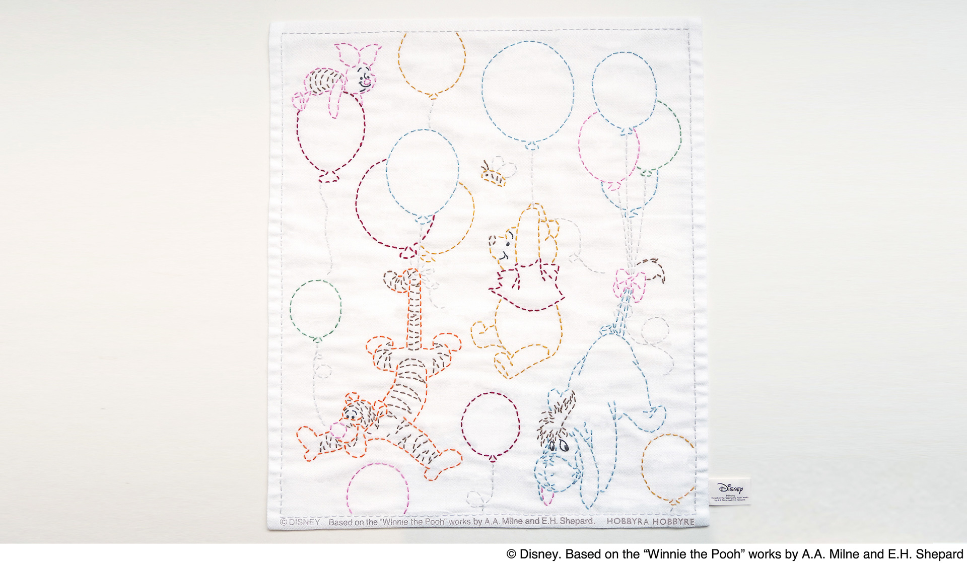 「刺し子＜空飛ぶくまのプーさんと森のなかまたち＞」（3487円）