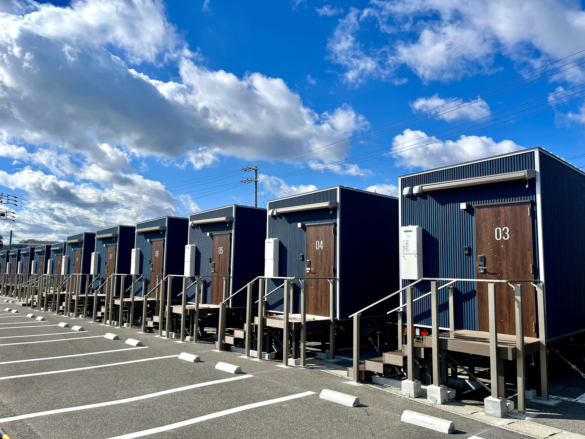 各部屋の前には専用駐車場を完備