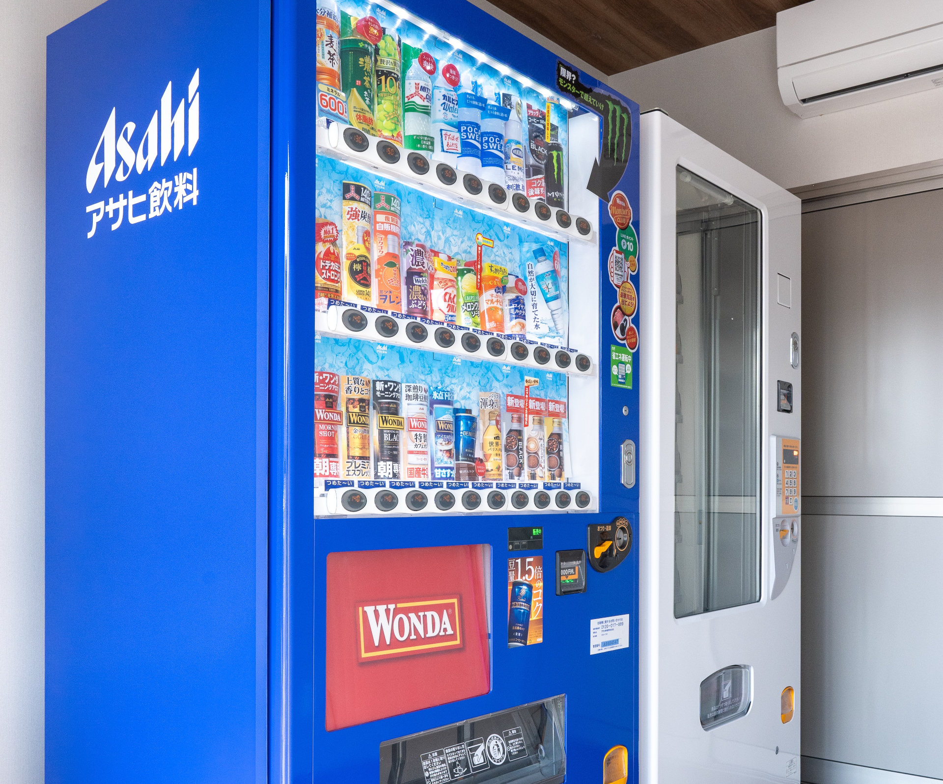 インフォメーション棟の自販機で飲み物や軽食も販売