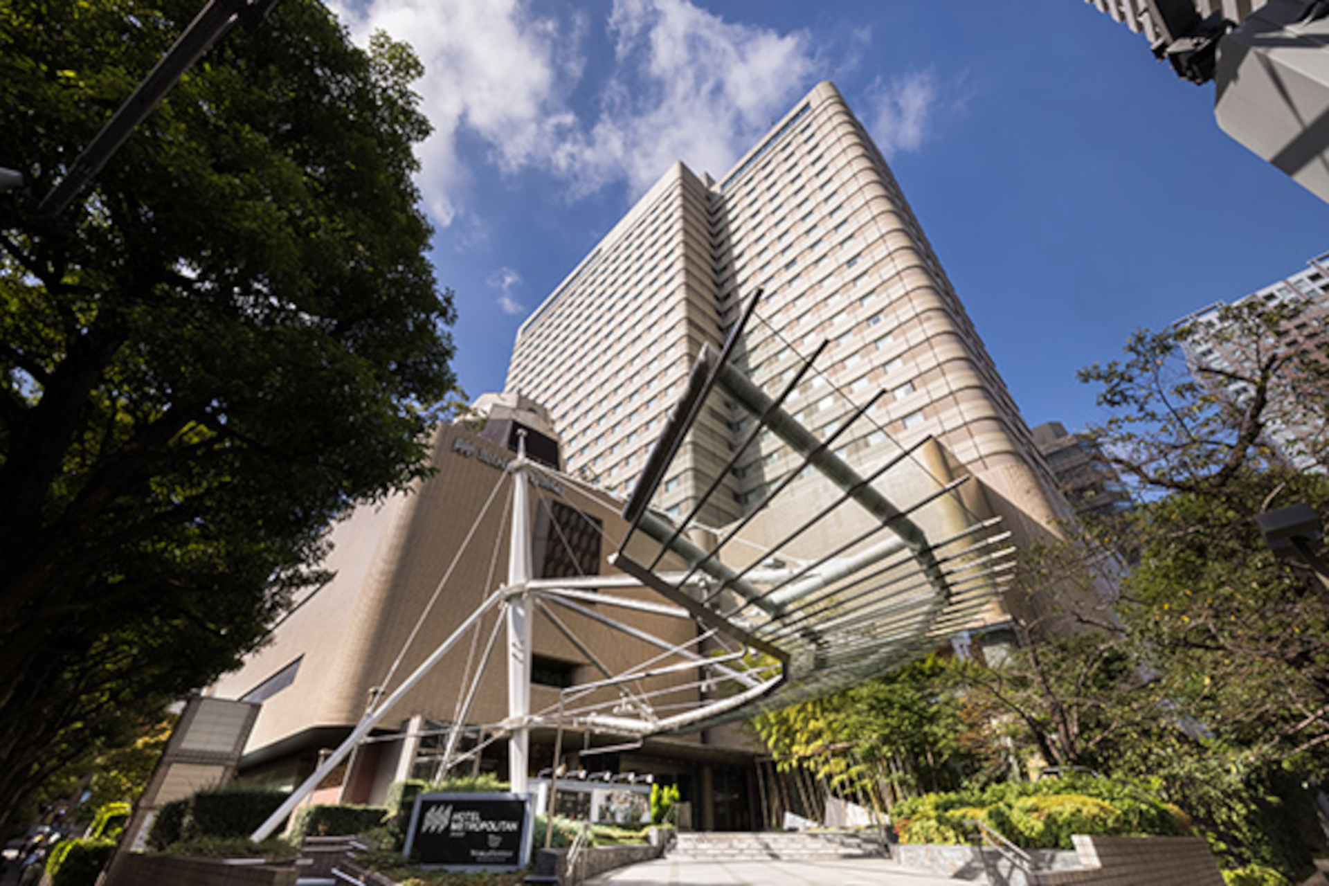 池袋のホテルメトロポリタン1階「ケーキ＆ベーカリーショップ」店頭で受け渡し