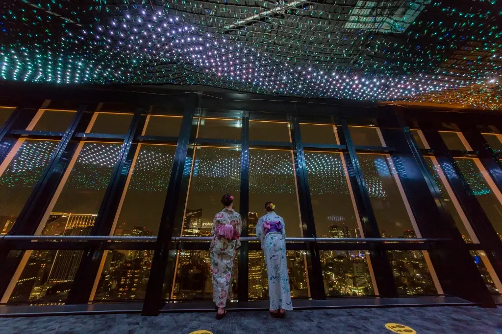 窓に映った電球は夜空の星を思わせる