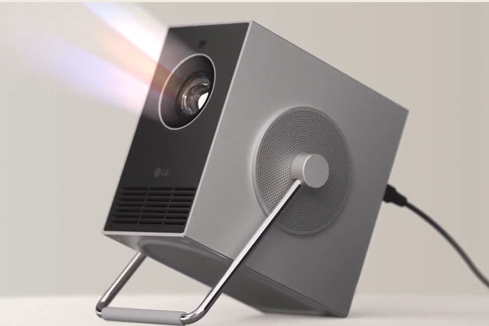 LG、超小型4Kプロジェクター「LG CineBeam Q」。重さ1.49kgで最大120