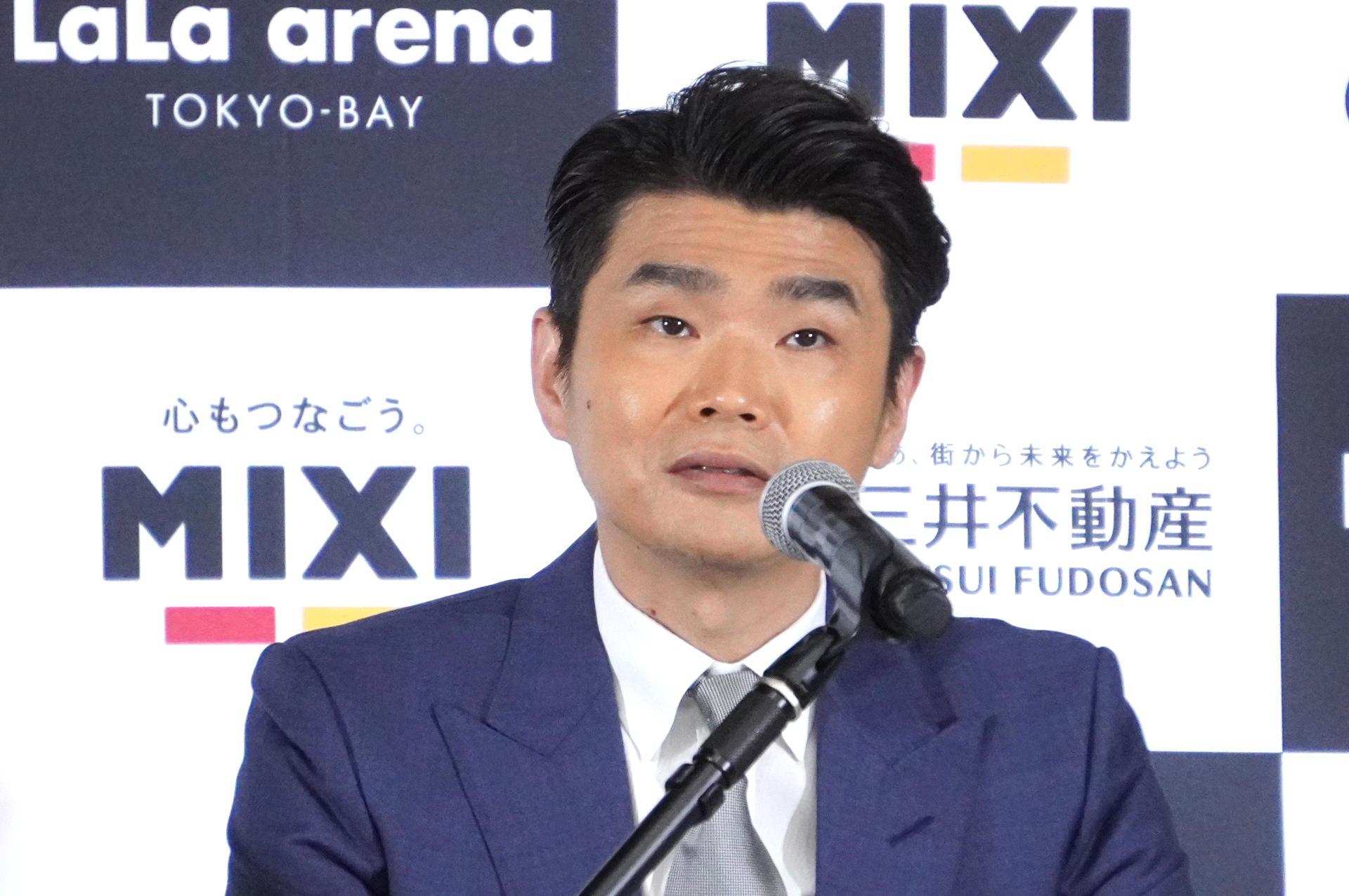 サブアリーナで行なわれた記者説明会では、三井不動産株式会社 常務執行役員 商業施設・スポーツ・エンターテインメント本部長 若林瑞穂氏とMIXI 木村社長が登壇し、各社の事業や施設の取り組みについて紹介