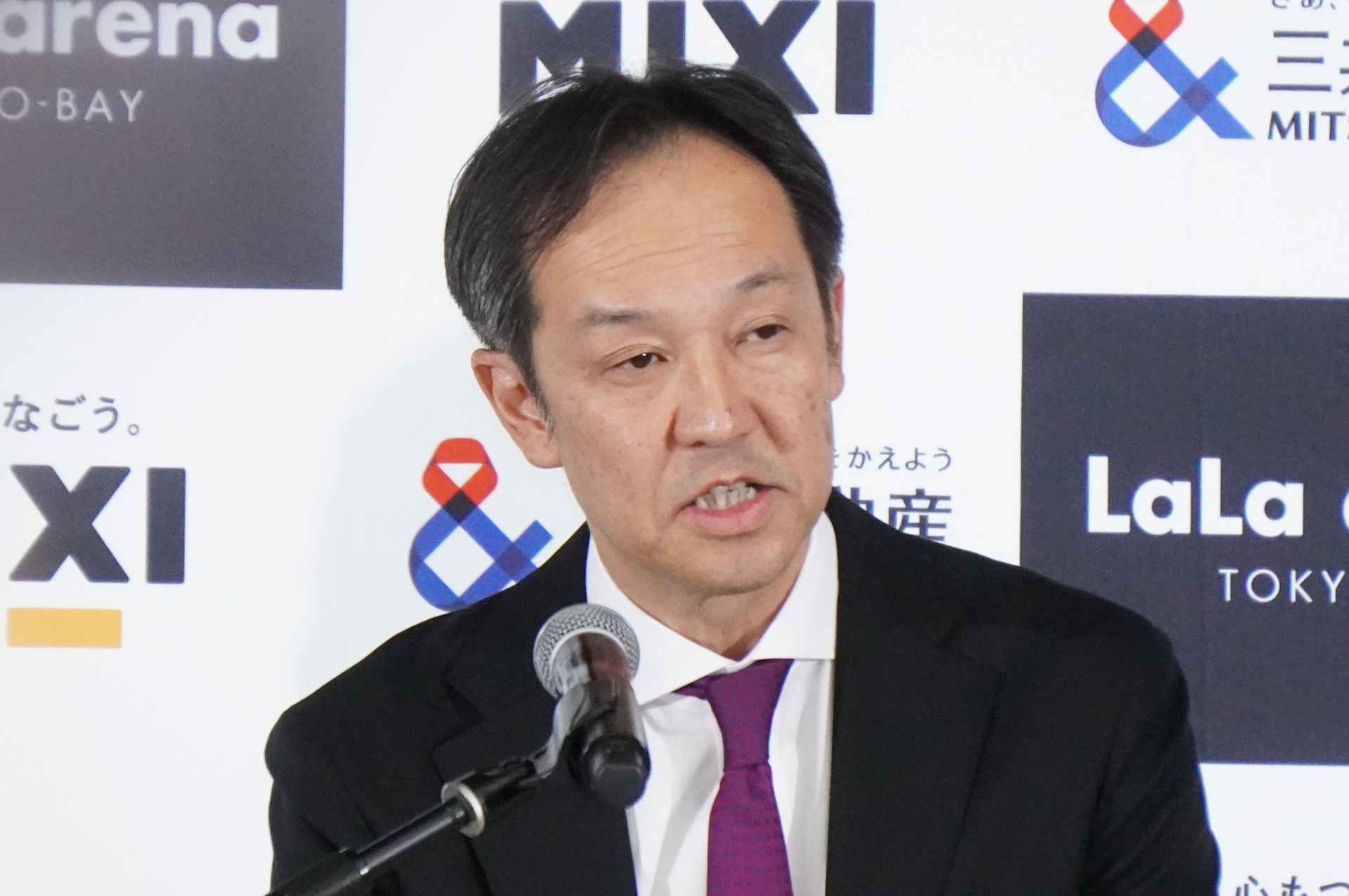 サブアリーナで行なわれた記者説明会では、三井不動産株式会社 常務執行役員 商業施設・スポーツ・エンターテインメント本部長 若林瑞穂氏とMIXI 木村社長が登壇し、各社の事業や施設の取り組みについて紹介