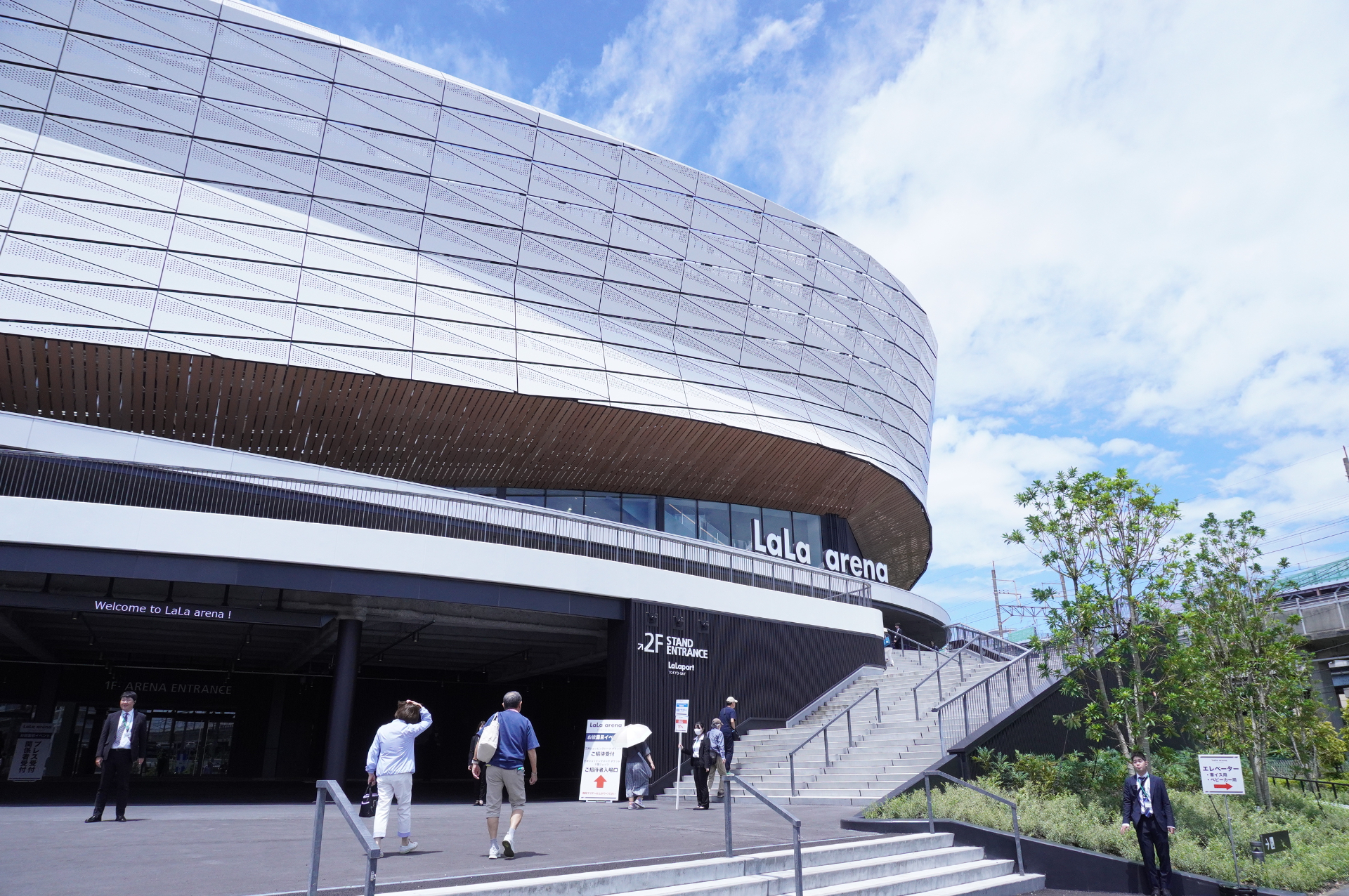 内観は“空港”がテーマ。歩いてすぐの場所にはJR南船橋駅と三井ショッピングパーク ららテラス TOKYO-BAYなどの商業施設が点在し、食事や買い物も楽しみやすい