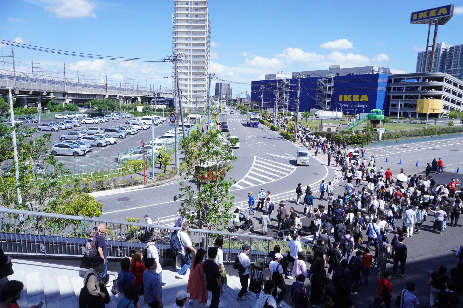 内観は“空港”がテーマ。歩いてすぐの場所にはJR南船橋駅と三井ショッピングパーク ららテラス TOKYO-BAYなどの商業施設が点在し、食事や買い物も楽しみやすい