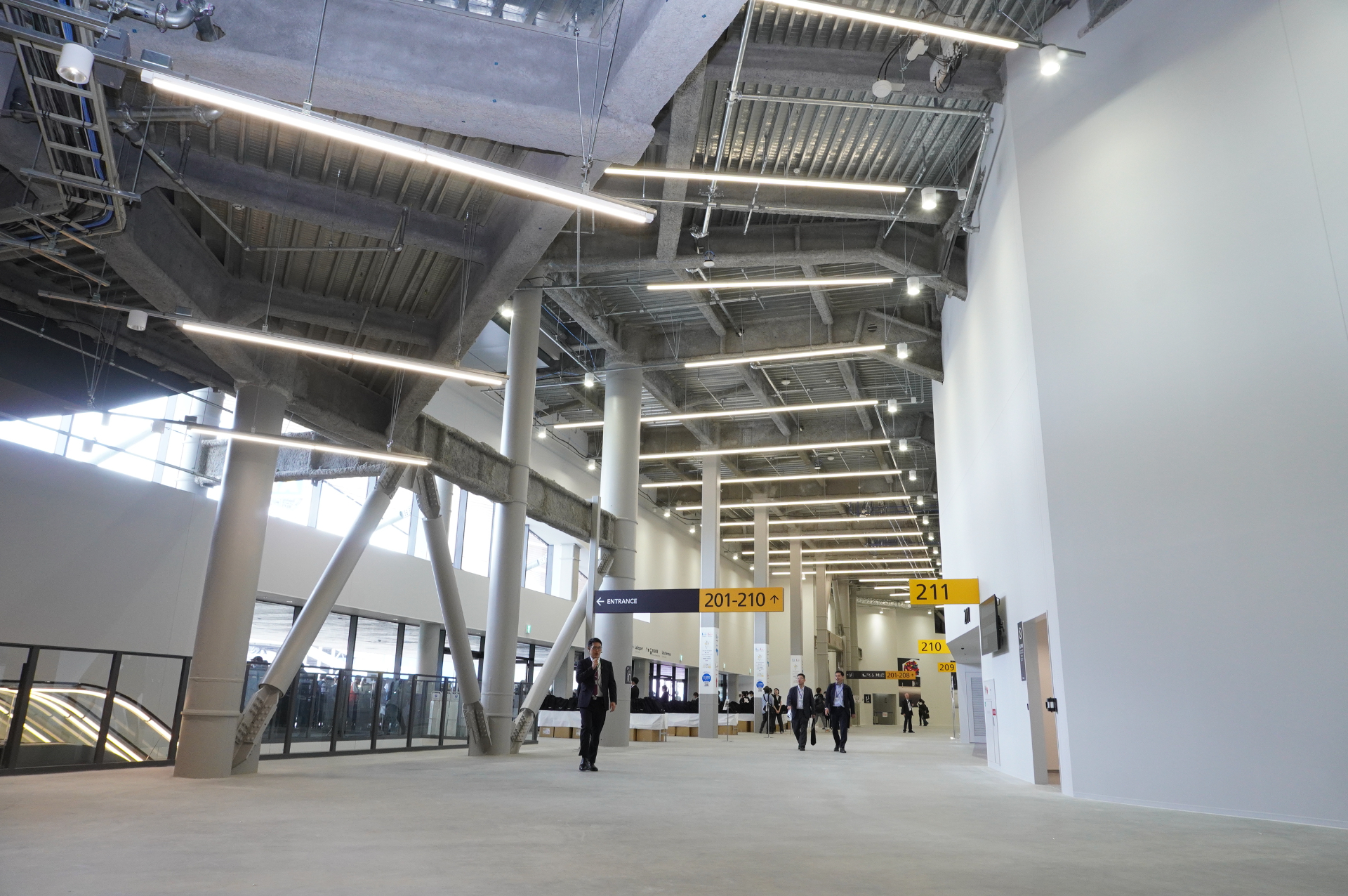 内観は“空港”がテーマ。歩いてすぐの場所にはJR南船橋駅と三井ショッピングパーク ららテラス TOKYO-BAYなどの商業施設が点在し、食事や買い物も楽しみやすい