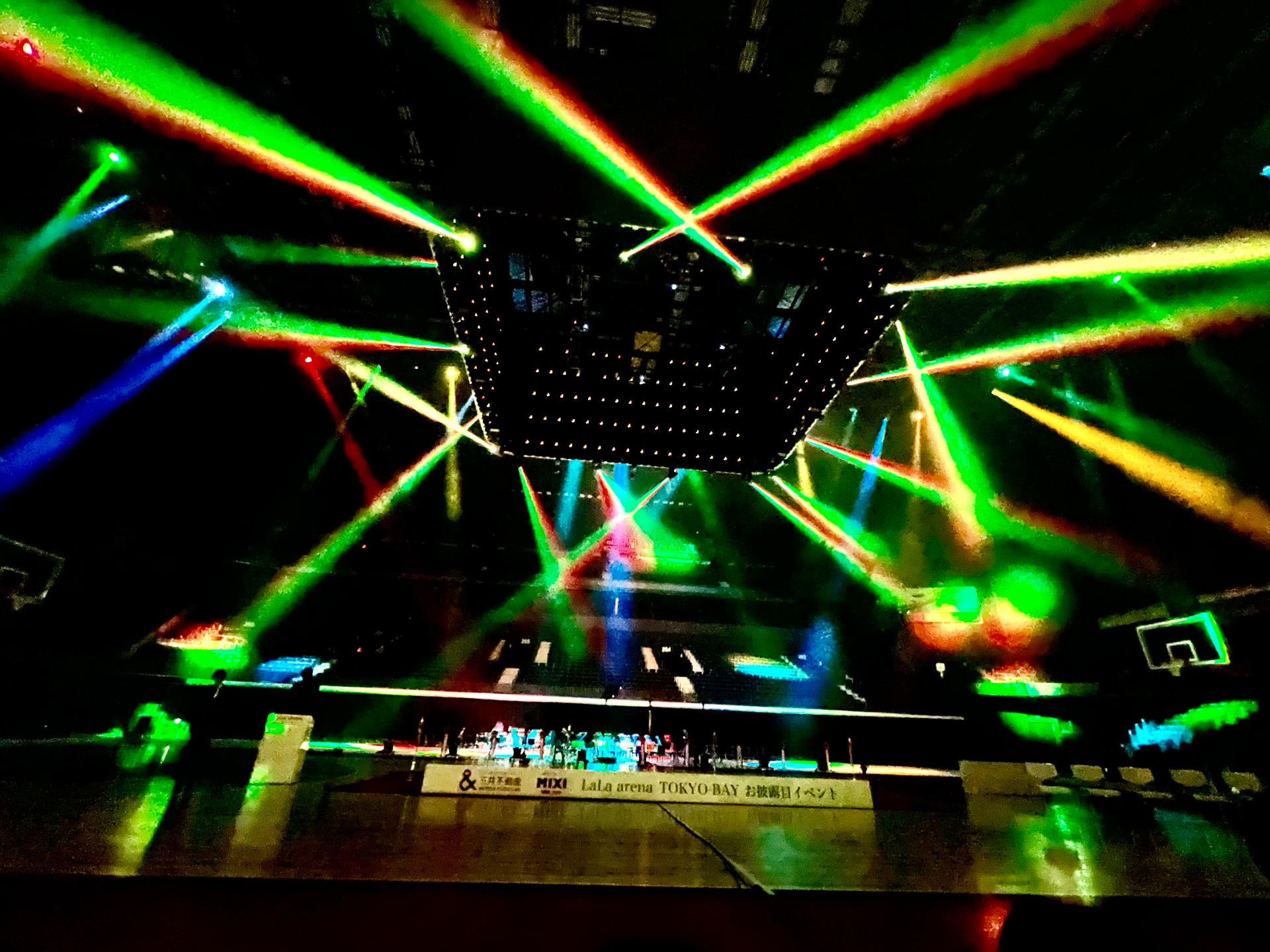 約423インチの昇降式センタービジョンで多彩な演出を実現。音響の迫力もすごい