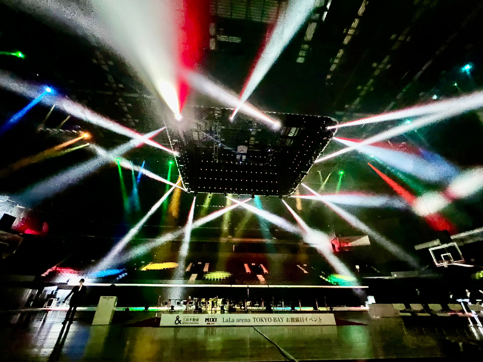 約423インチの昇降式センタービジョンで多彩な演出を実現。音響の迫力もすごい