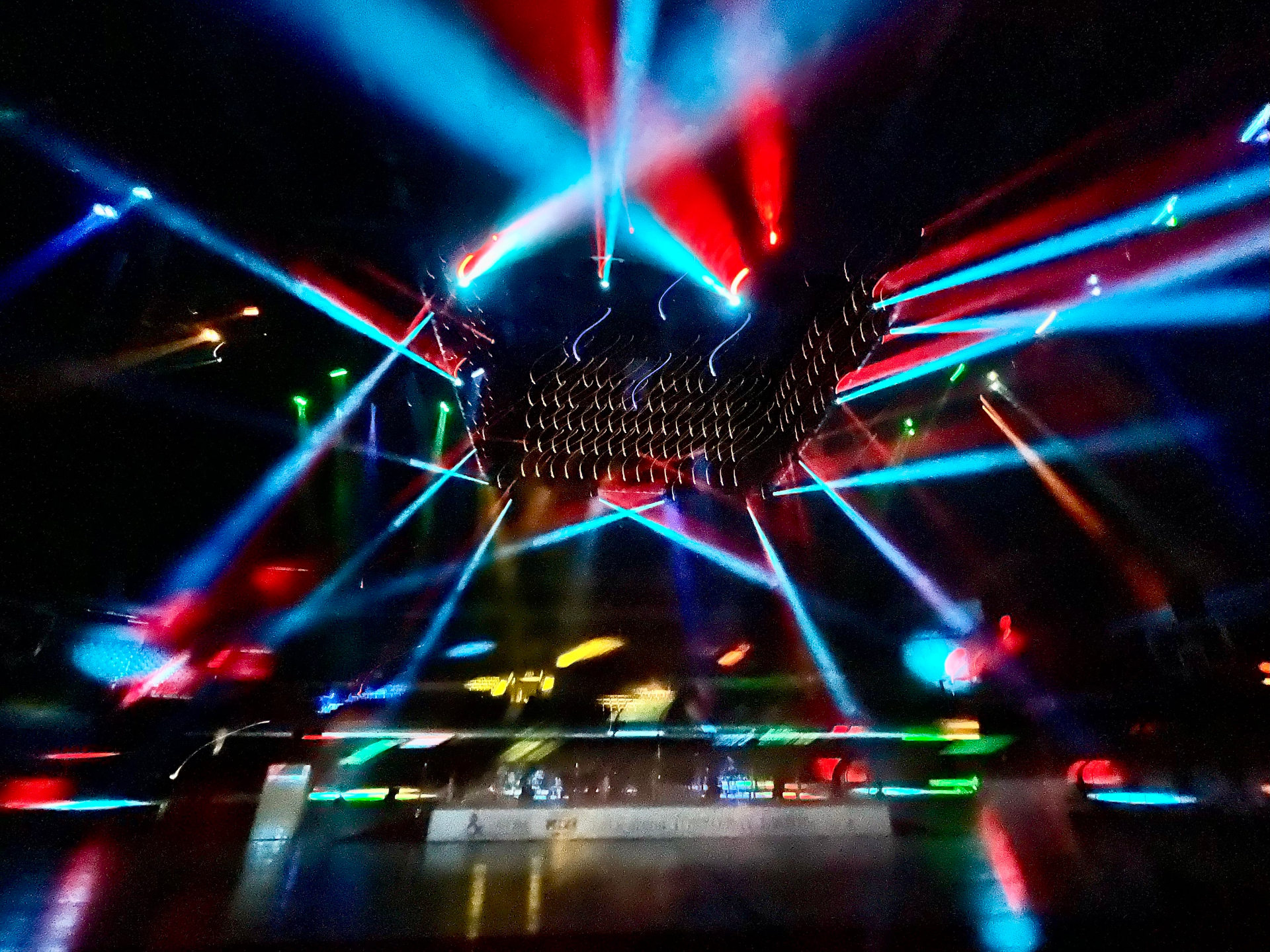 約423インチの昇降式センタービジョンで多彩な演出を実現。音響の迫力もすごい