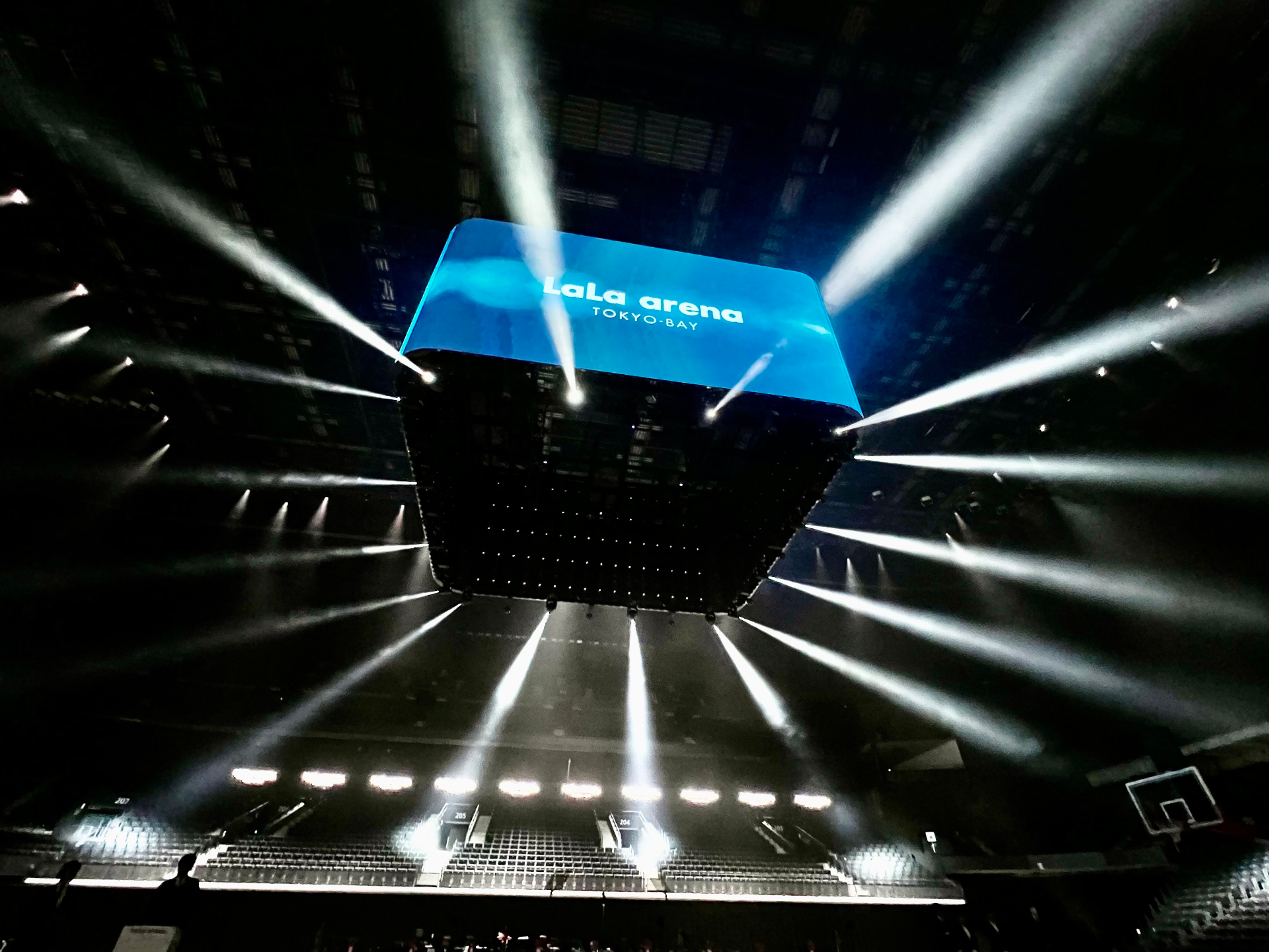 約423インチの昇降式センタービジョンで多彩な演出を実現。音響の迫力もすごい