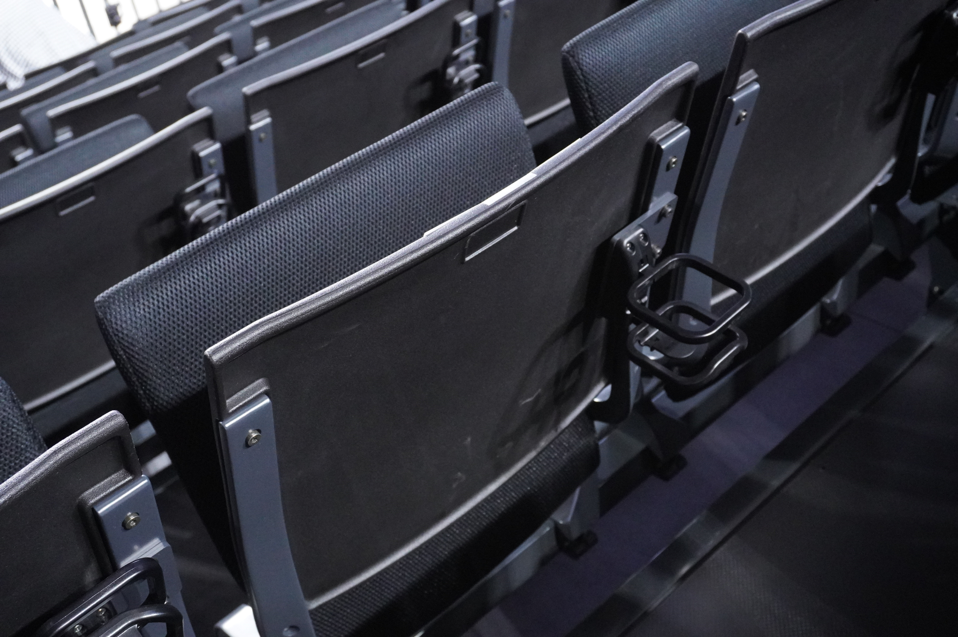 1階はアリーナ面で、可動席を使うとセンターステージ/エンドステージの2方式が可能。2階/4階はスタンド席。選手や演者と客席の距離が近く感じられ、より臨場感を味わえるよう、すり鉢型のボウルデザイン