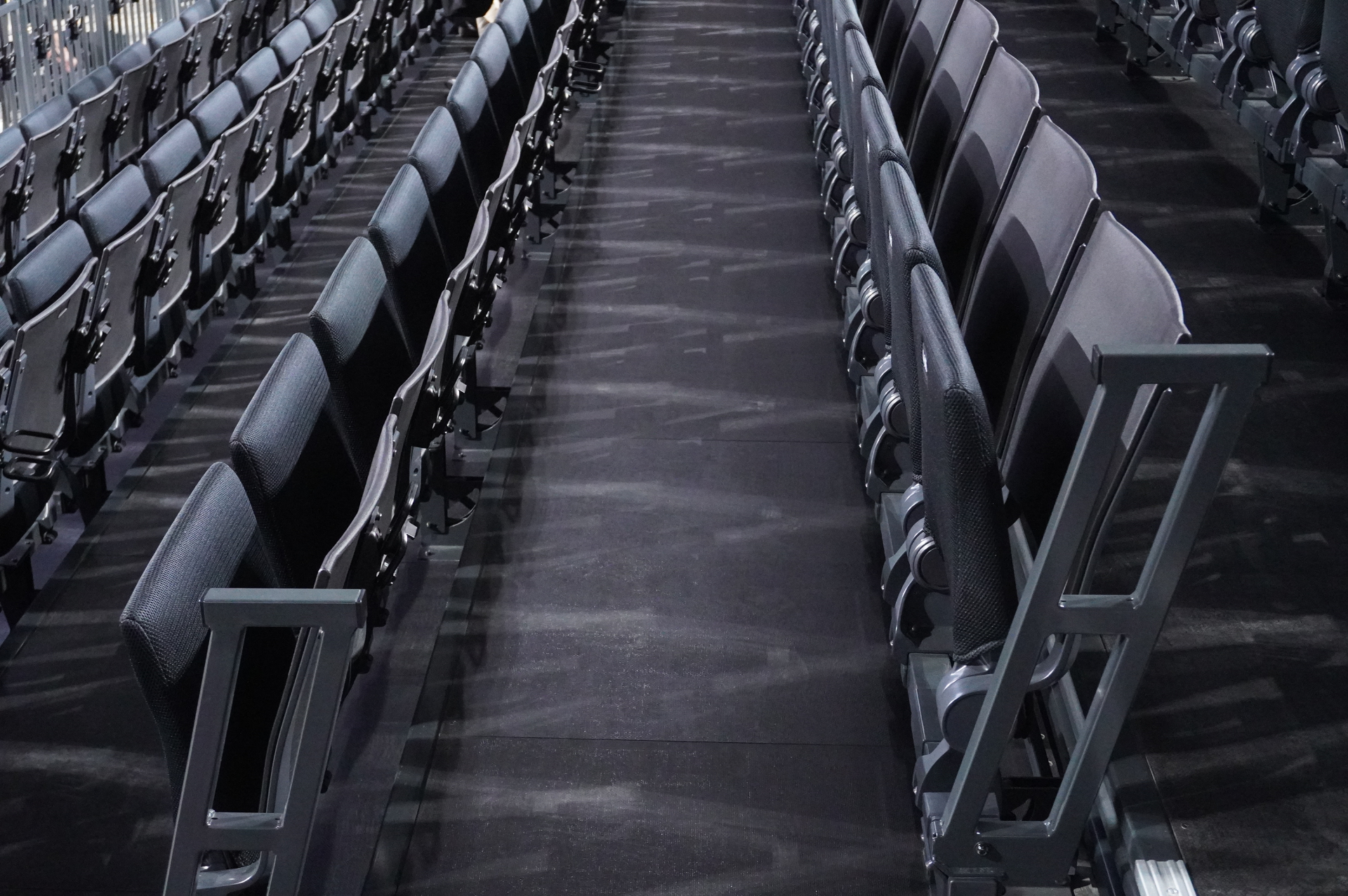 1階はアリーナ面で、可動席を使うとセンターステージ/エンドステージの2方式が可能。2階/4階はスタンド席。選手や演者と客席の距離が近く感じられ、より臨場感を味わえるよう、すり鉢型のボウルデザイン