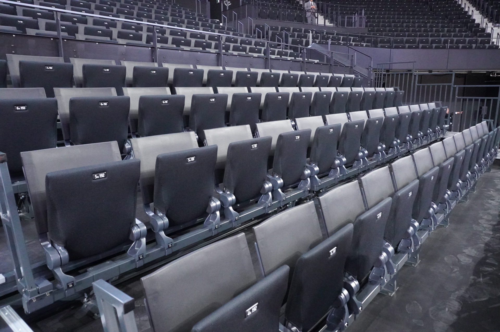 1階はアリーナ面で、可動席を使うとセンターステージ/エンドステージの2方式が可能。2階/4階はスタンド席。選手や演者と客席の距離が近く感じられ、より臨場感を味わえるよう、すり鉢型のボウルデザイン