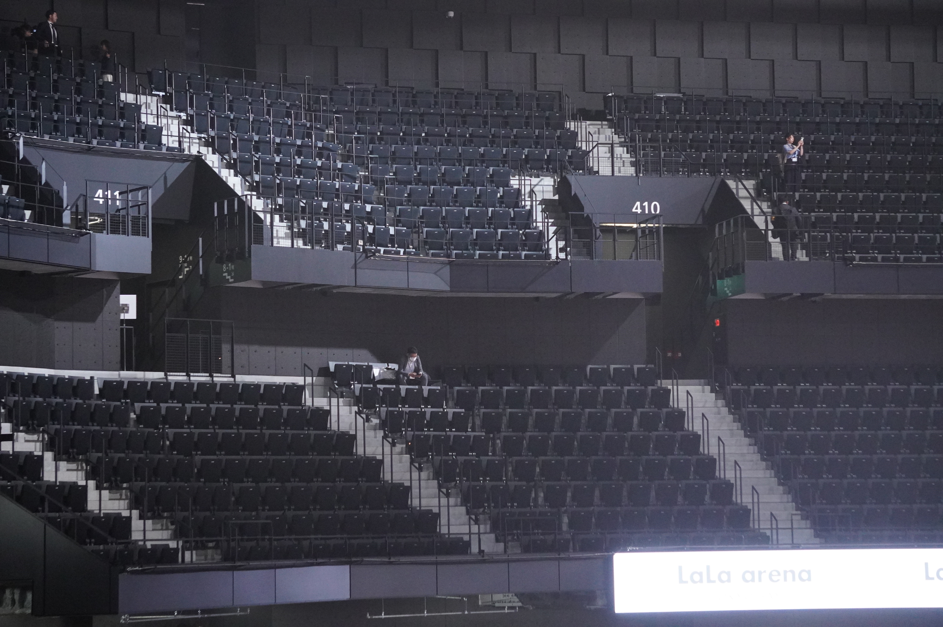 1階はアリーナ面で、可動席を使うとセンターステージ/エンドステージの2方式が可能。2階/4階はスタンド席。選手や演者と客席の距離が近く感じられ、より臨場感を味わえるよう、すり鉢型のボウルデザイン