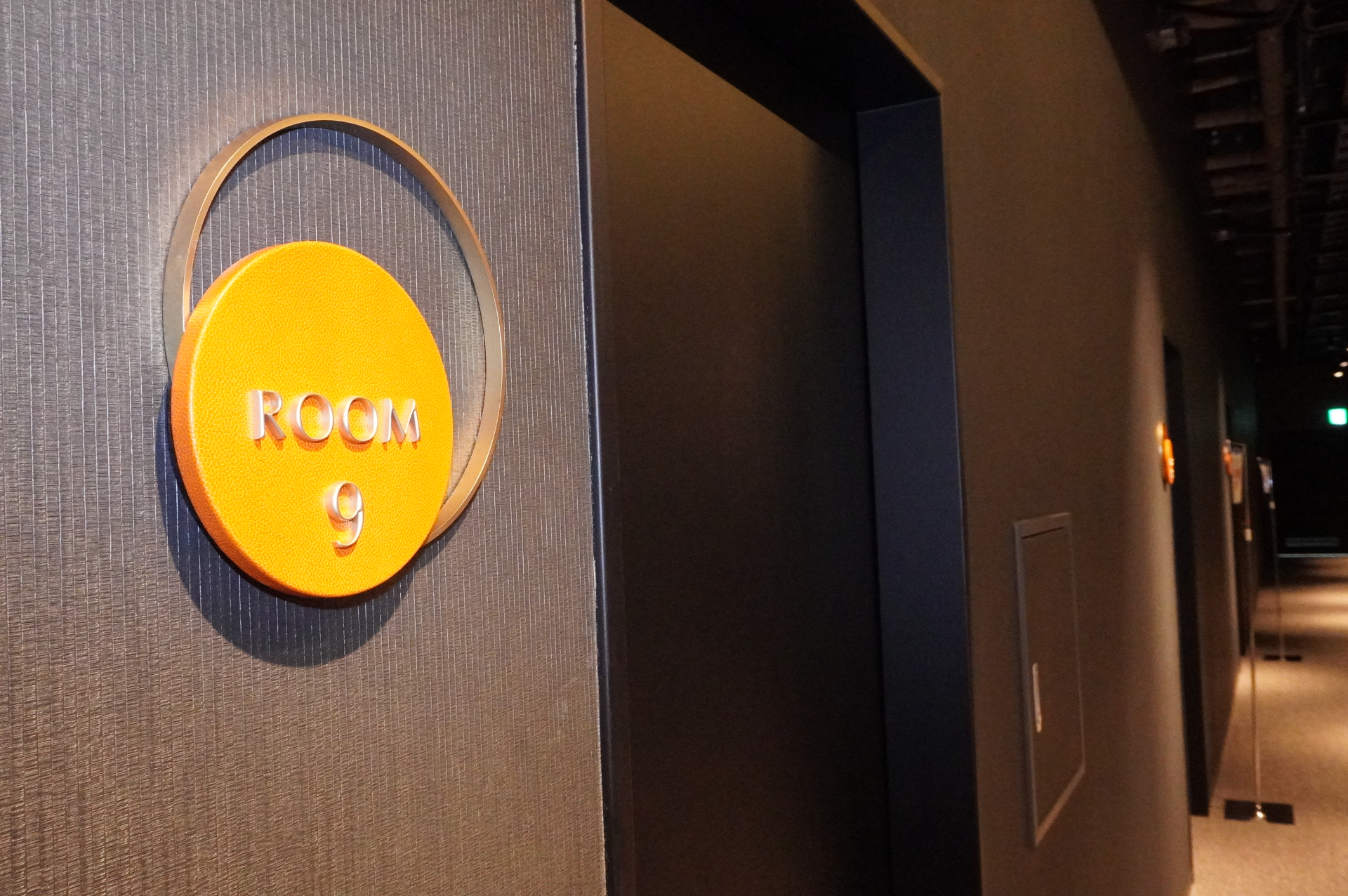 3階はVIPエリア。個室でアリーナを一望できるVIPルームや専用スタンド席、ファン同士が交流できるVIPラウンジなどを設けている。ボールの素材で作られた装飾やボールモチーフのインテリアもあちこちに