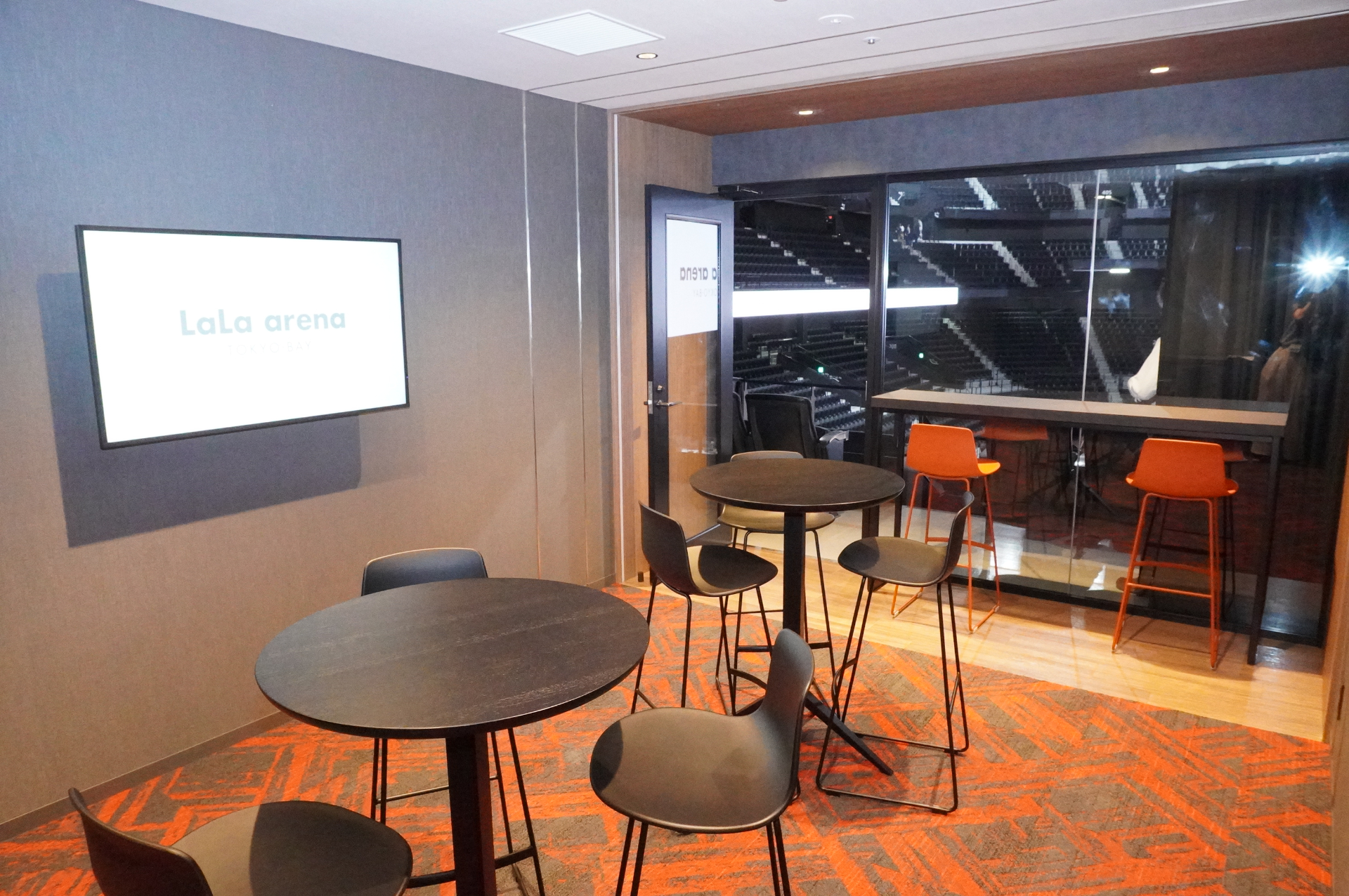 3階はVIPエリア。個室でアリーナを一望できるVIPルームや専用スタンド席、ファン同士が交流できるVIPラウンジなどを設けている。ボールの素材で作られた装飾やボールモチーフのインテリアもあちこちに