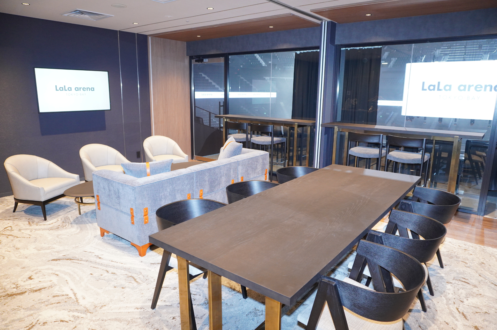 3階はVIPエリア。個室でアリーナを一望できるVIPルームや専用スタンド席、ファン同士が交流できるVIPラウンジなどを設けている。ボールの素材で作られた装飾やボールモチーフのインテリアもあちこちに