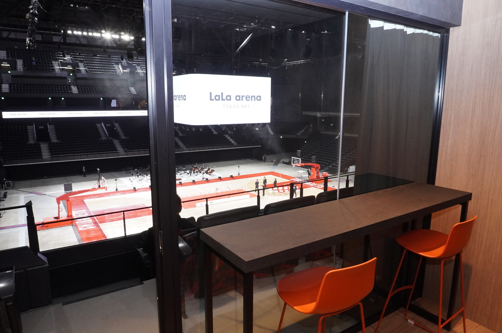 3階はVIPエリア。個室でアリーナを一望できるVIPルームや専用スタンド席、ファン同士が交流できるVIPラウンジなどを設けている。ボールの素材で作られた装飾やボールモチーフのインテリアもあちこちに