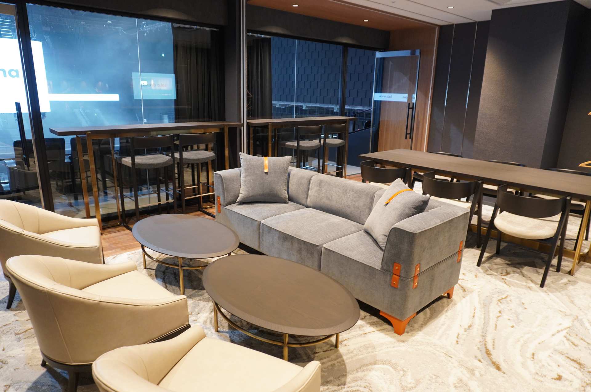 3階はVIPエリア。個室でアリーナを一望できるVIPルームや専用スタンド席、ファン同士が交流できるVIPラウンジなどを設けている。ボールの素材で作られた装飾やボールモチーフのインテリアもあちこちに