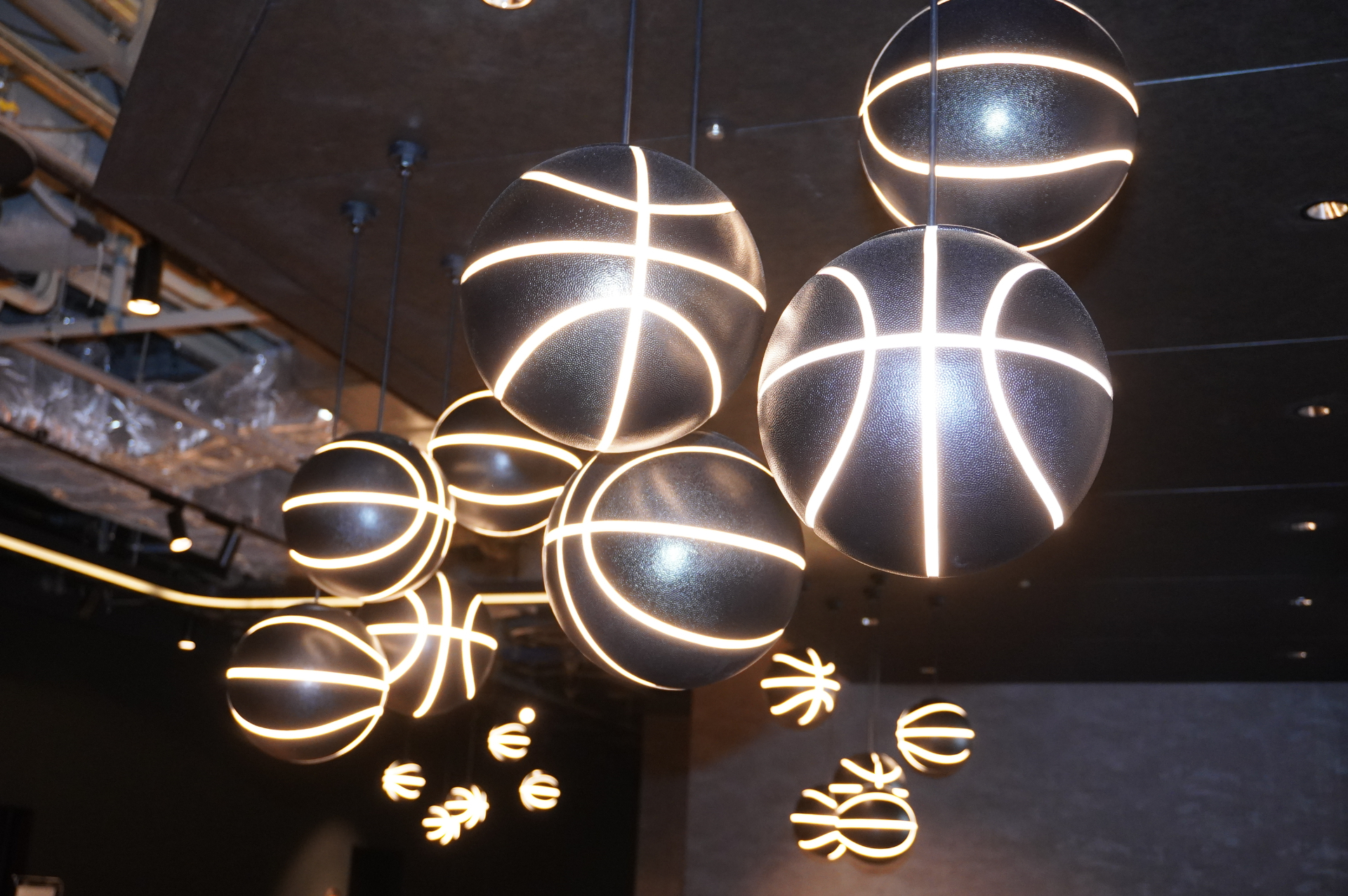 3階はVIPエリア。個室でアリーナを一望できるVIPルームや専用スタンド席、ファン同士が交流できるVIPラウンジなどを設けている。ボールの素材で作られた装飾やボールモチーフのインテリアもあちこちに