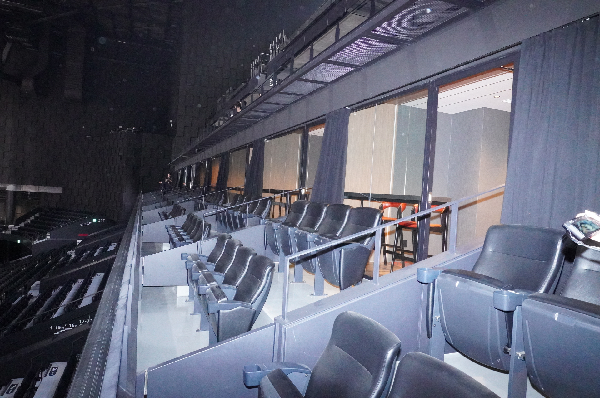 3階はVIPエリア。個室でアリーナを一望できるVIPルームや専用スタンド席、ファン同士が交流できるVIPラウンジなどを設けている。ボールの素材で作られた装飾やボールモチーフのインテリアもあちこちに