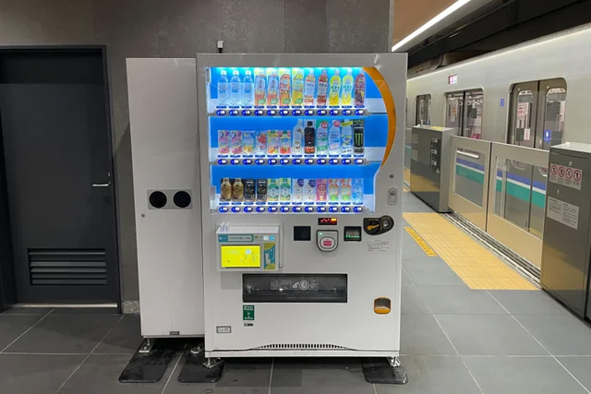 自動販売機と「ChargeSPOT」が一体になったモデルを東急電鉄の駅構内に順次設置（写真は新横浜駅1・2番ホーム、3～4号車付近に設置されたもの）