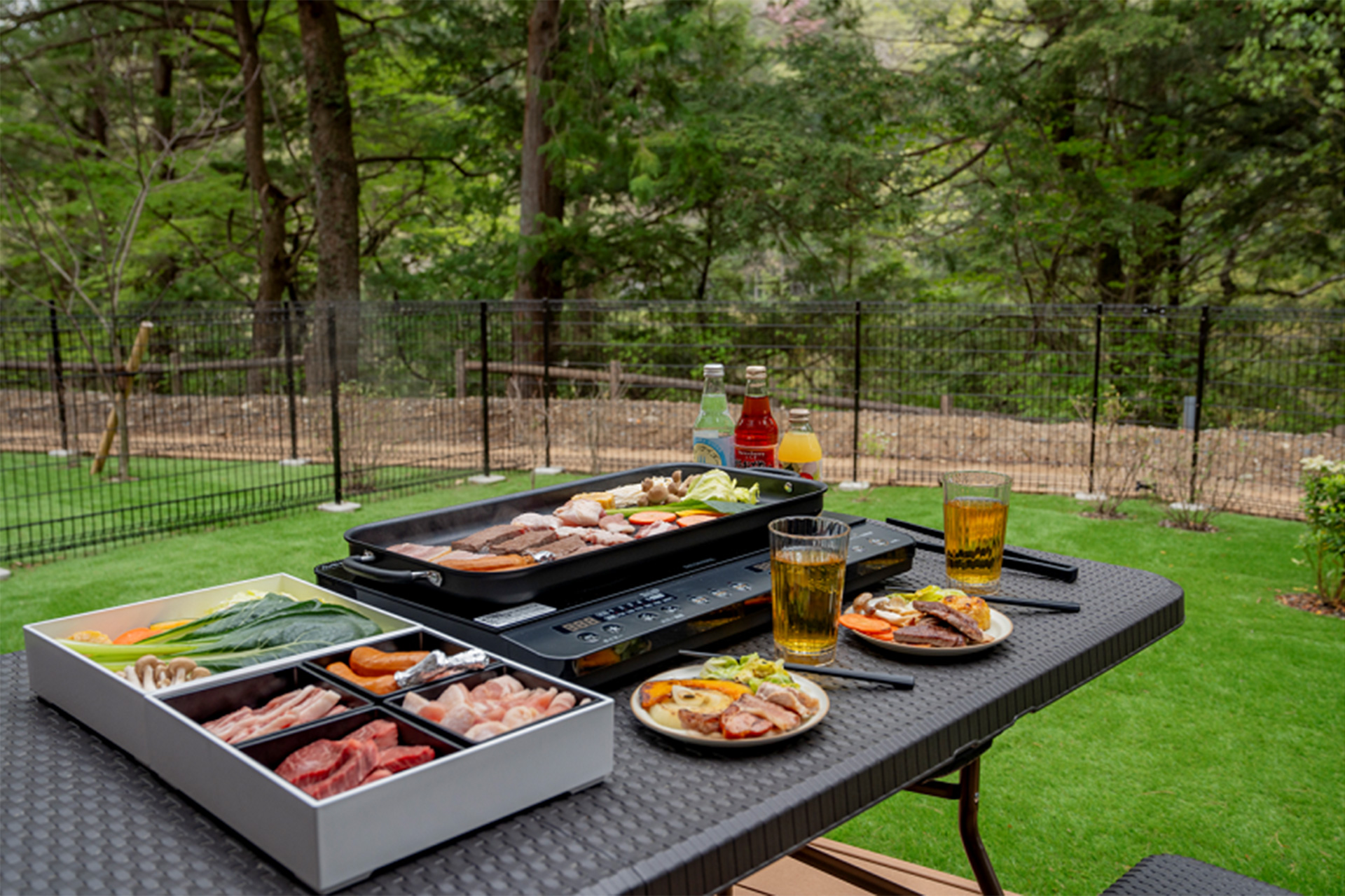 外のテラスでは食事も楽しめる