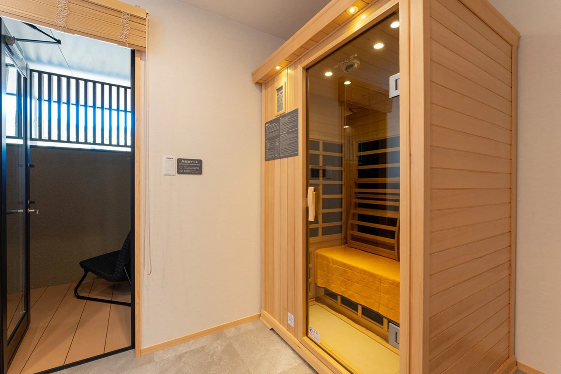 プライベート低温サウナと外気浴デッキ