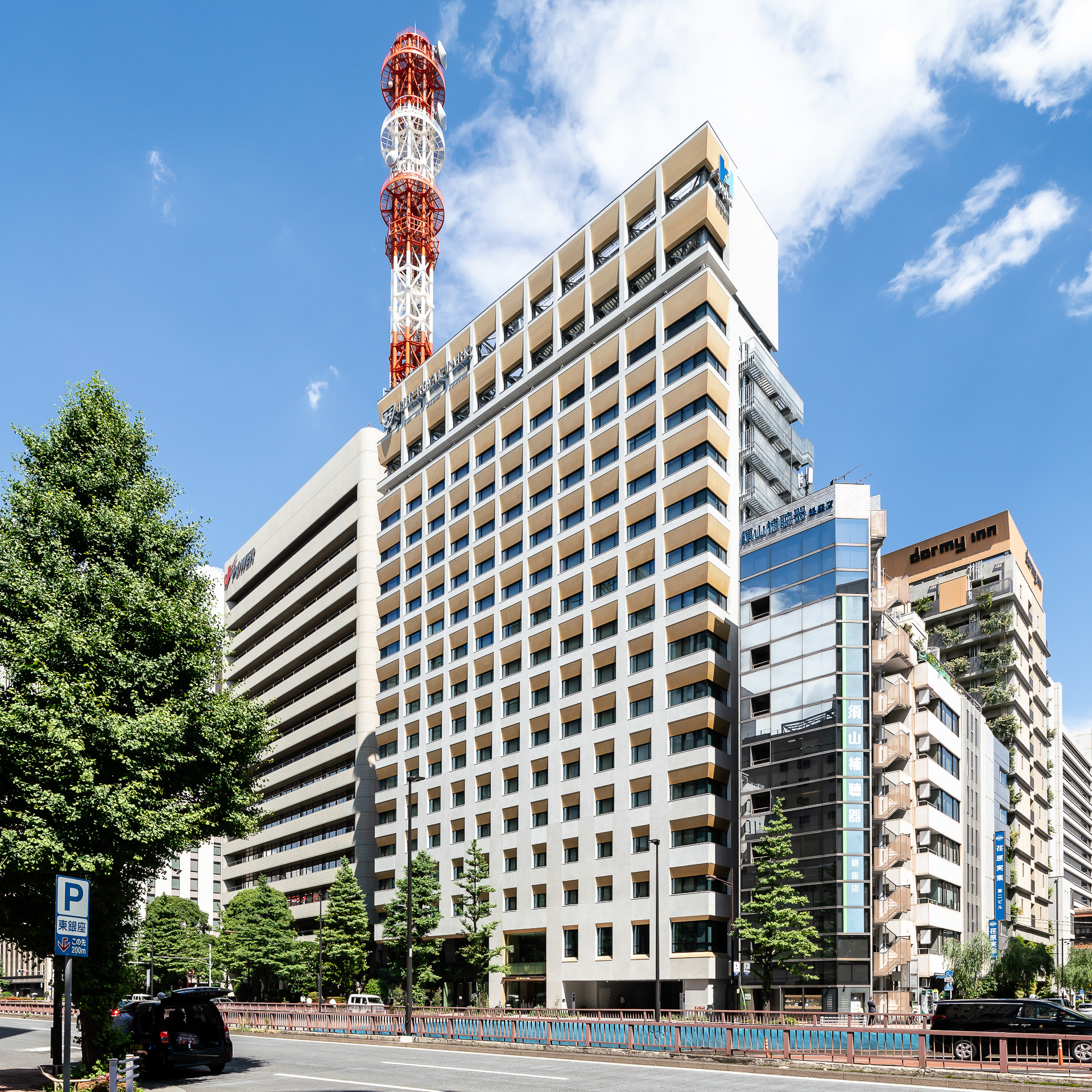 東銀座駅方面を見ている。裏に「ドーミーインPREMIUM銀座」が見える