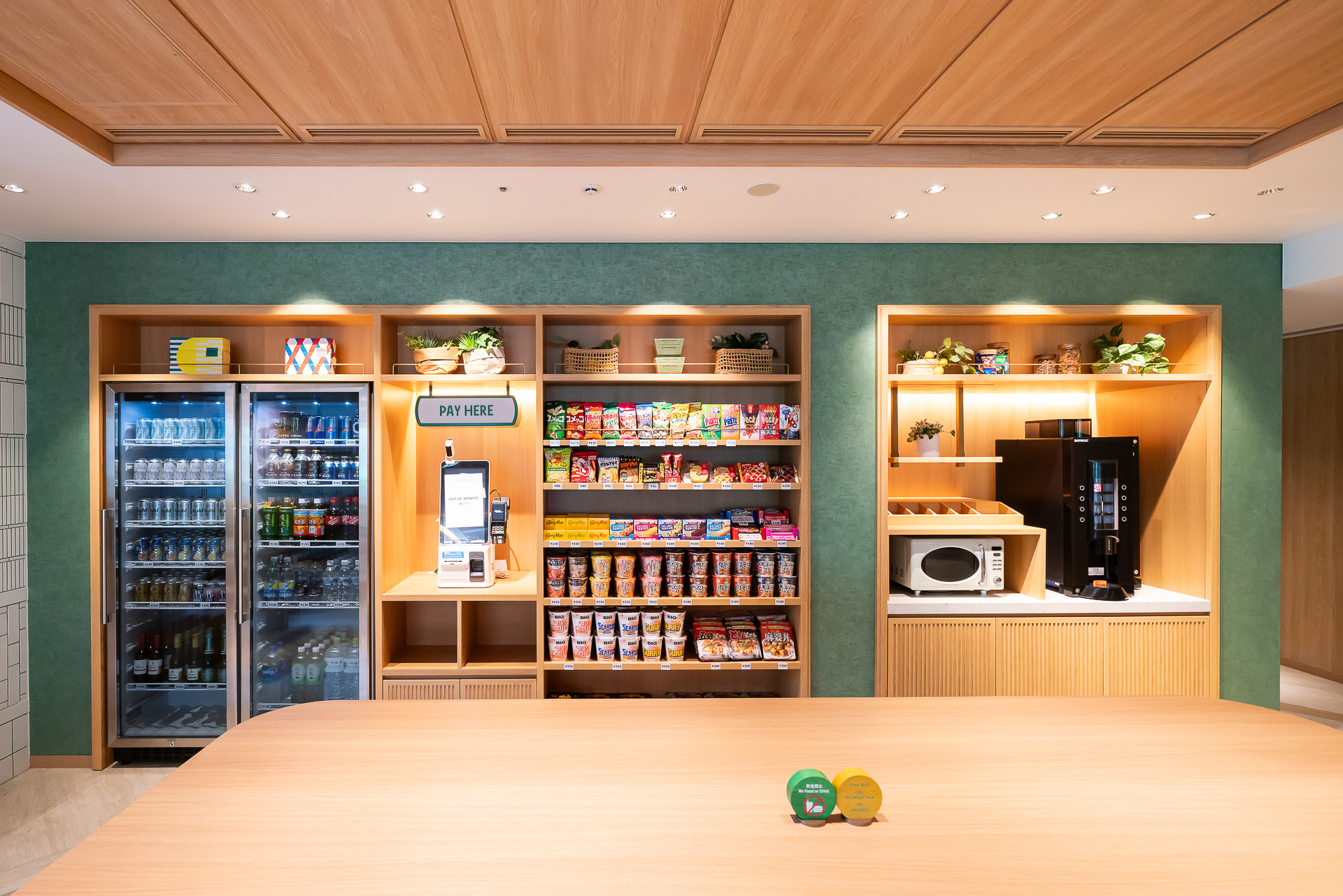 ラウンジの一角にスナック＆ドリンクステーションがある