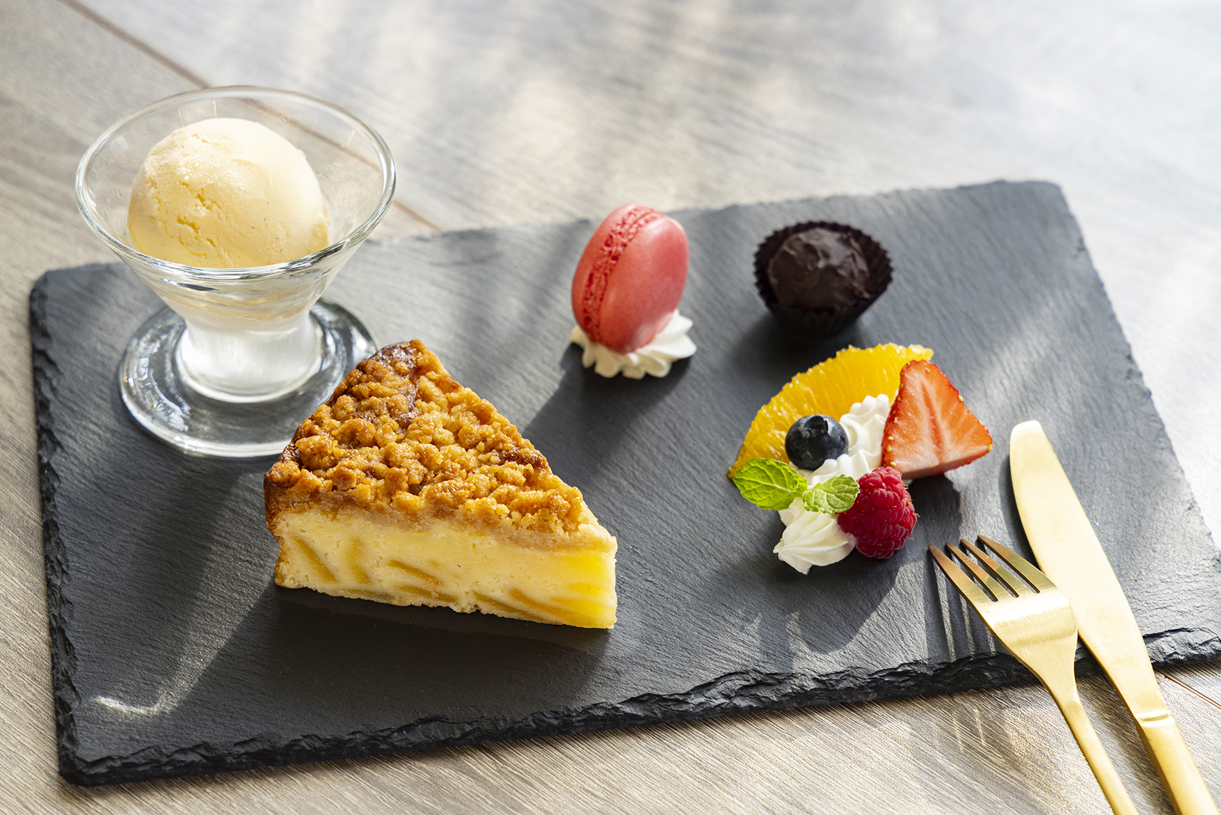 アップルクランブルのデザートプレート ドリンク付き