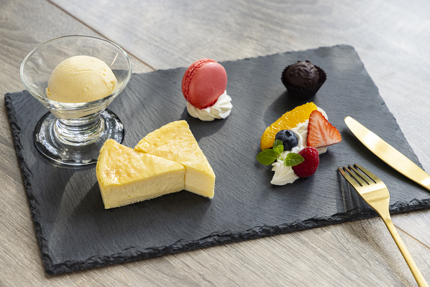 チーズケーキののデザートプレート ドリンク付き