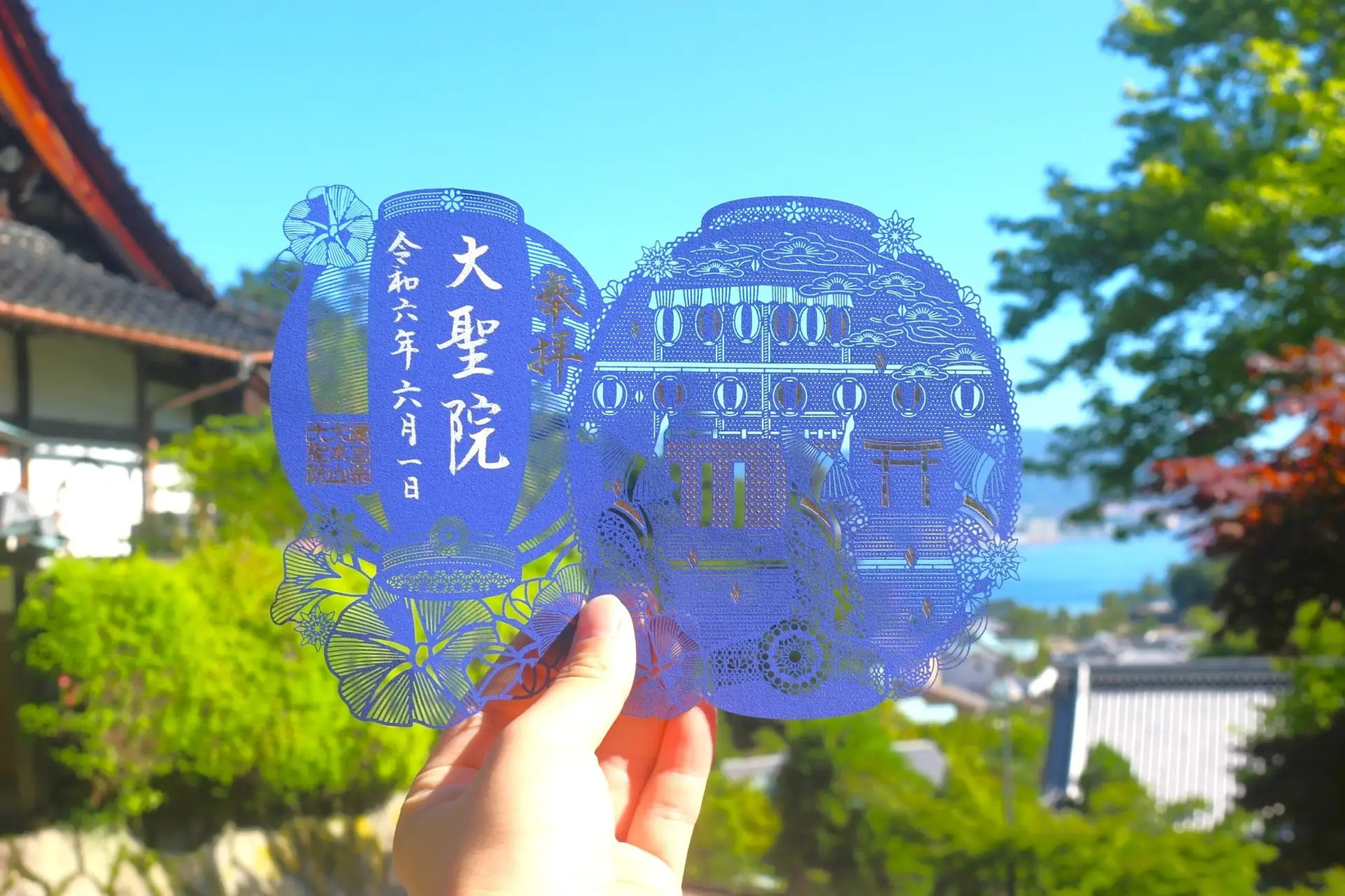 緻密な切り絵でつくられた「夏祭り」