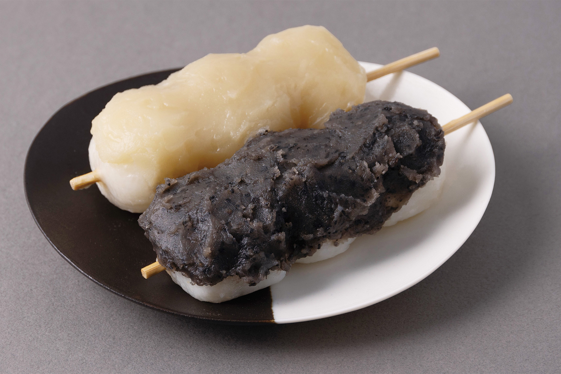 黒と白のぱんだんご（2本入り540円）