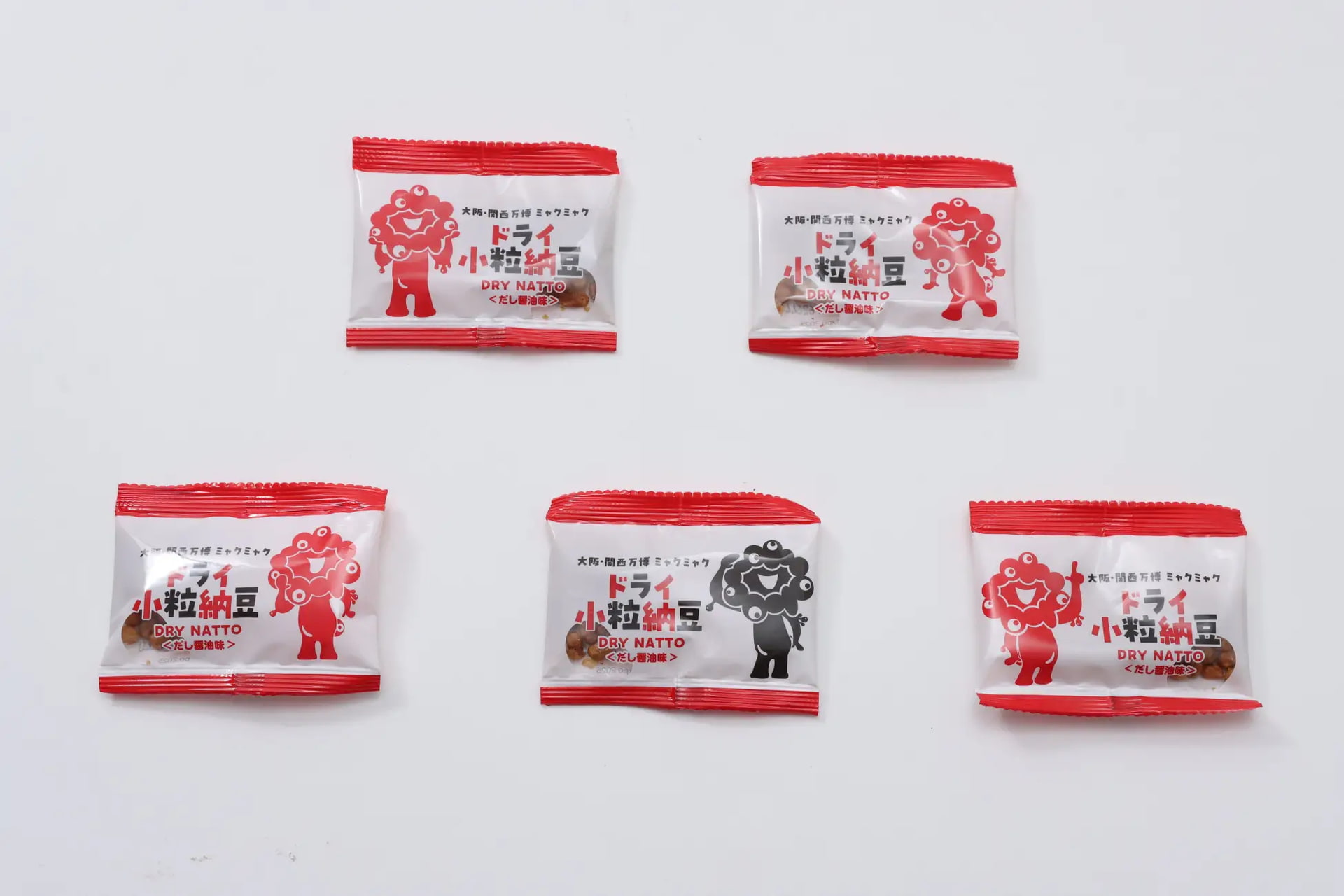 個包装には5種類のミャクミャクのイラストが