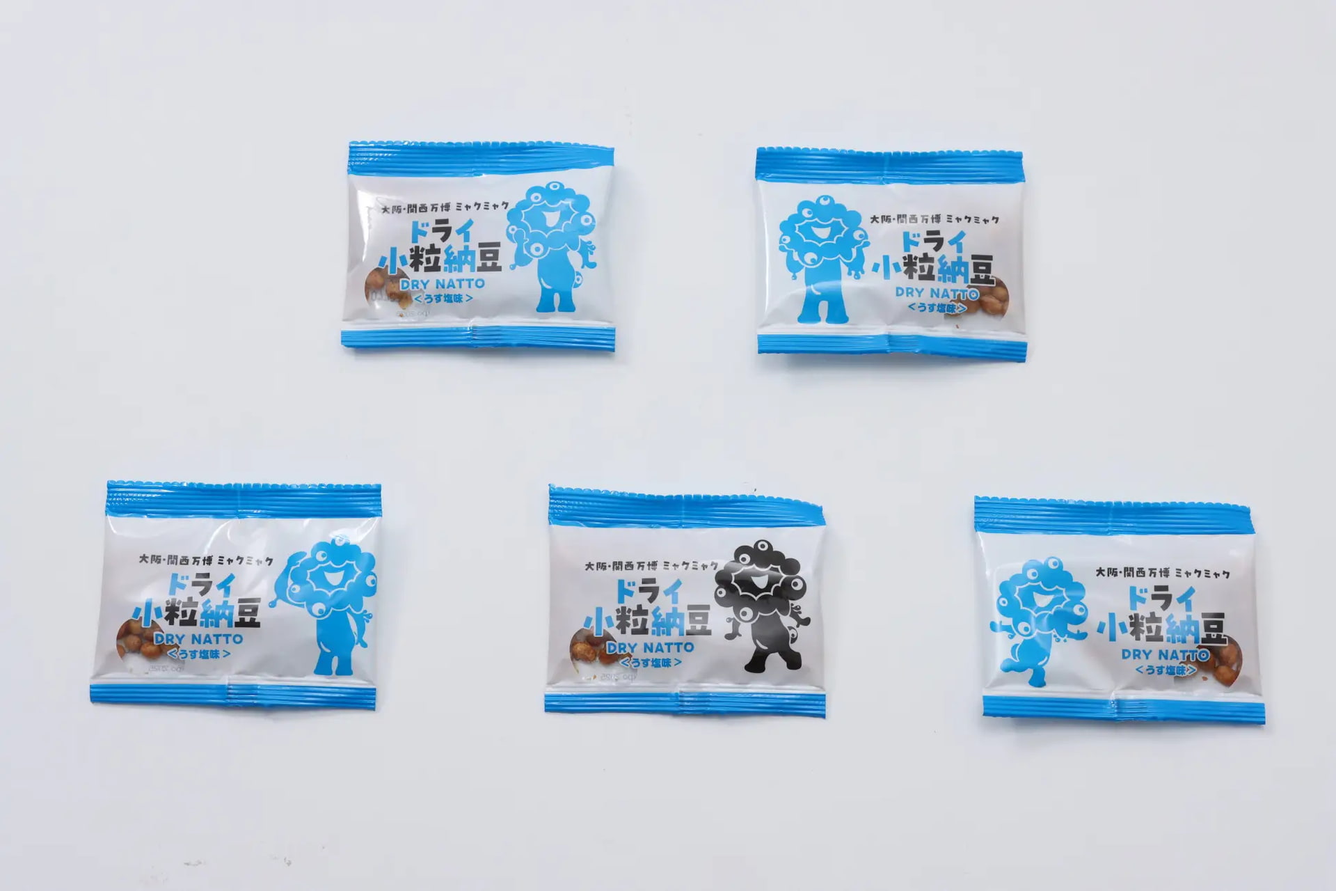 個包装には5種類のミャクミャクのイラストが