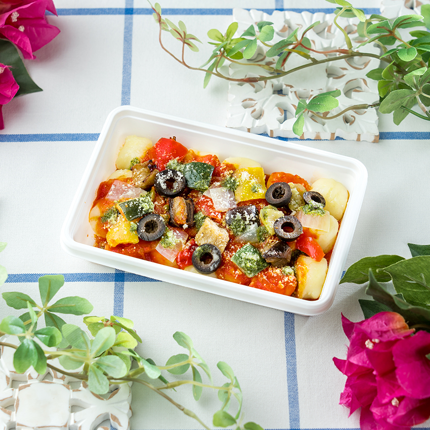 丸い一口サイズのパスタに、地中海風で野菜たっぷりのトマトソースを添えた「ポテトニョッキ」