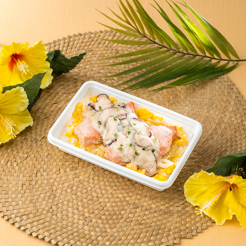 ロコモコをイメージしたサーモンのアレンジハワイ料理「サーモンモコ」