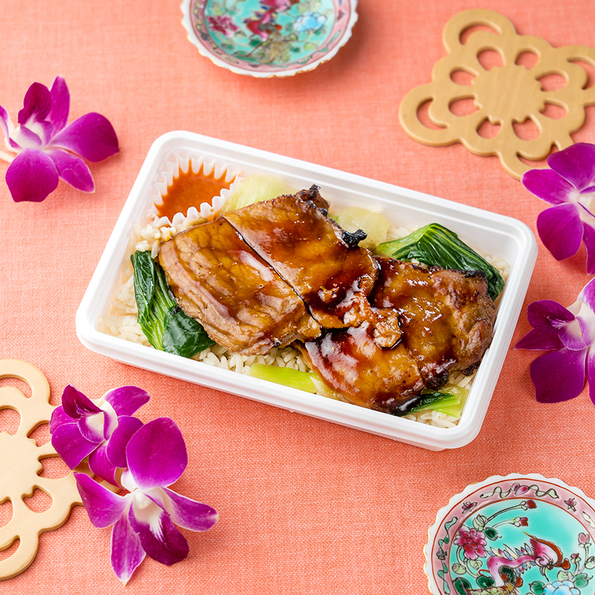 「シンガポール焼豚丼（チャーシューファン）」は、辛めのチリソース付き