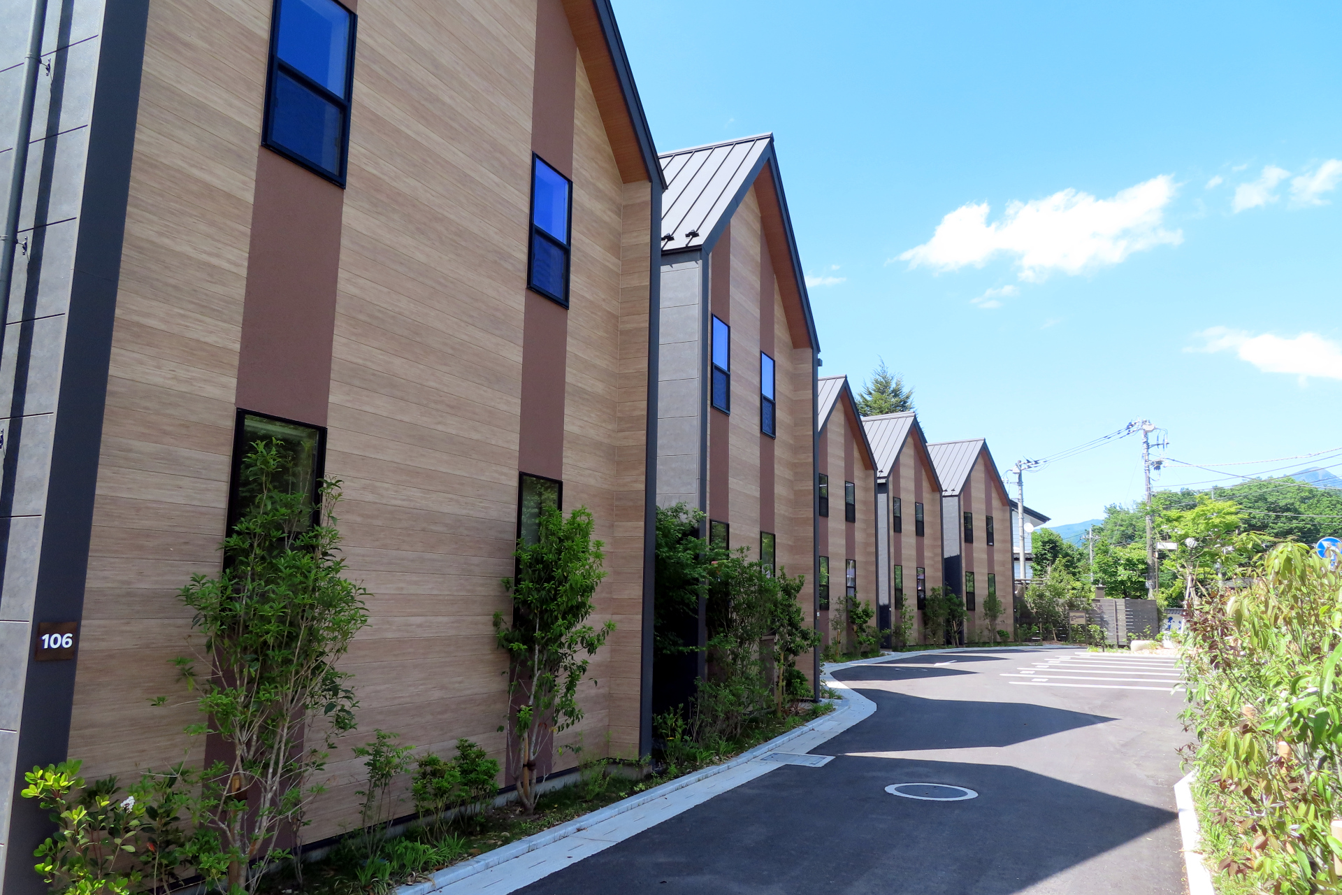 木の風合いを活かした外観の戸建てが並んでいる