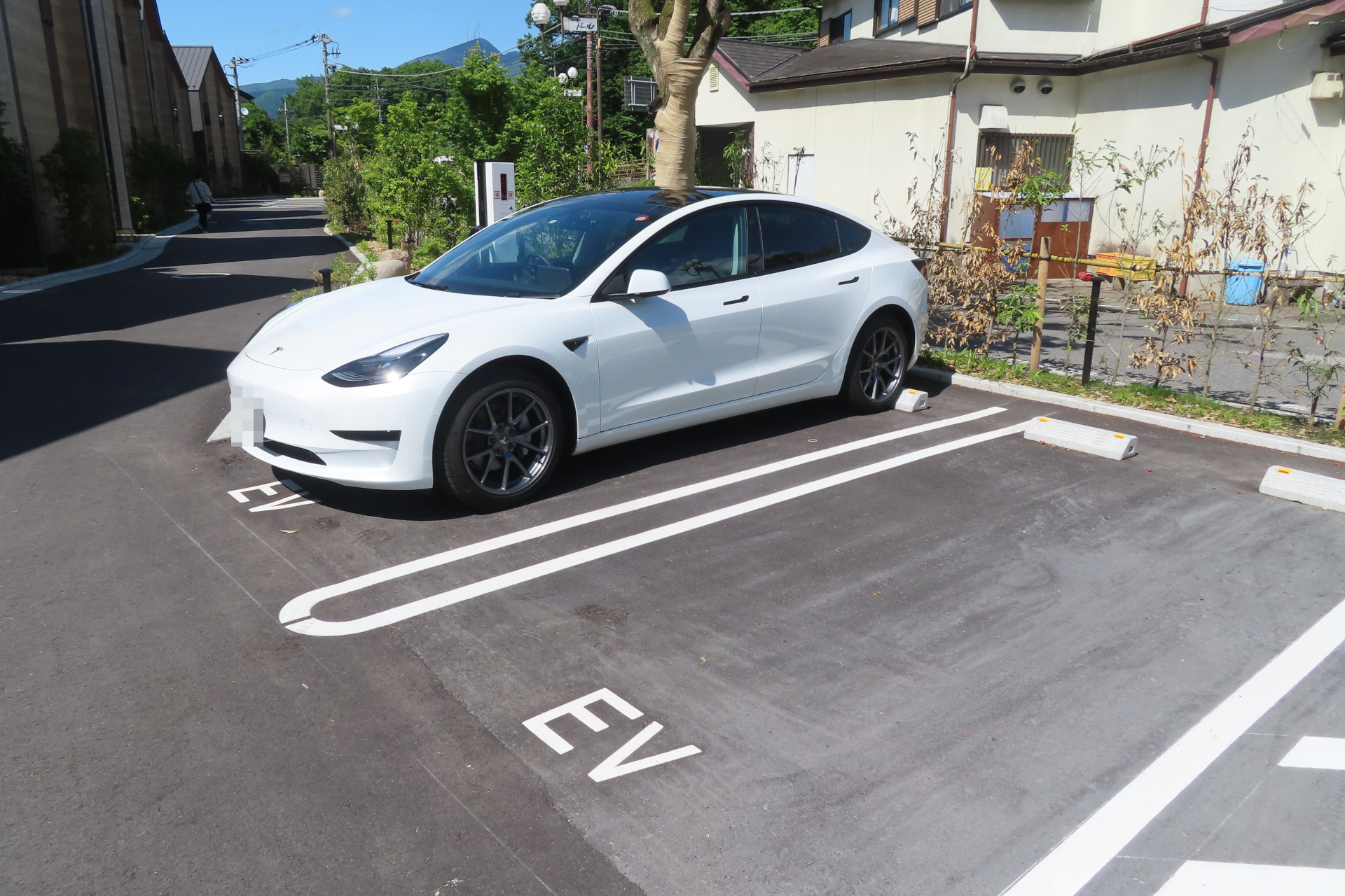 駐車場は26台分あり、うち2つはEV充電にも対応