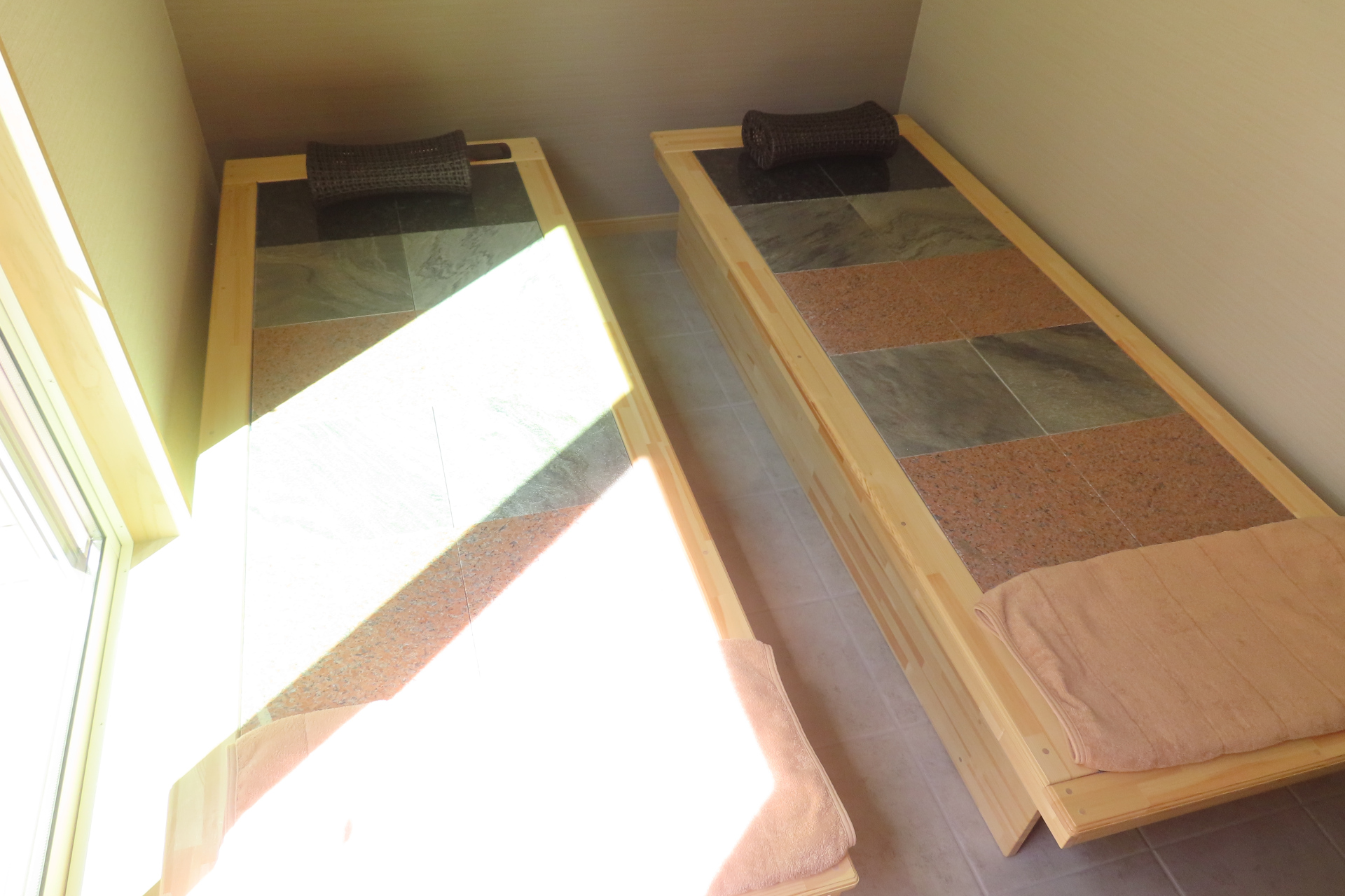 2室には岩盤浴ベッドが設置されている