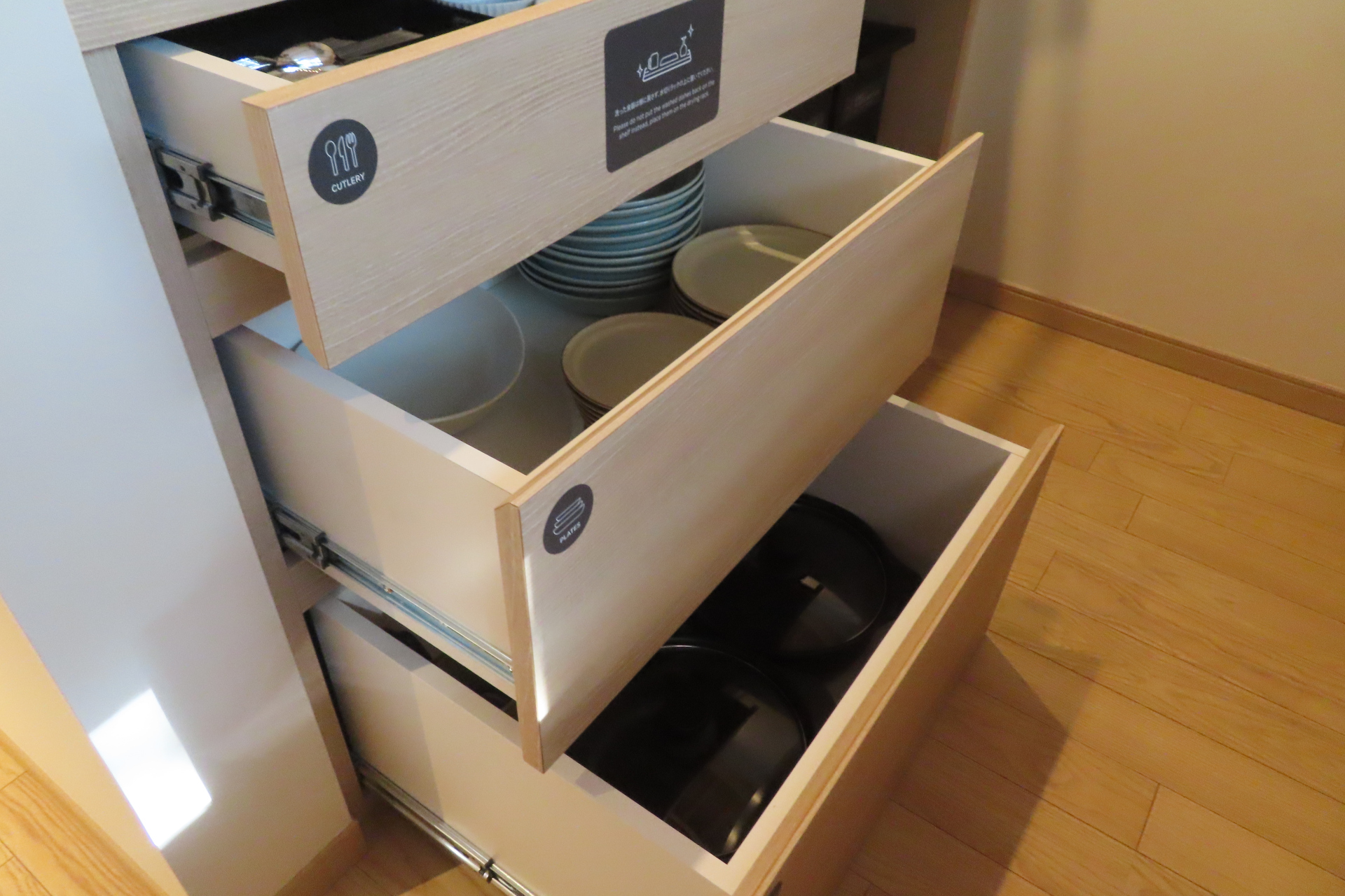 引き出しにステッカーが貼られ、食器やカトラリーを探しやすくなっていた