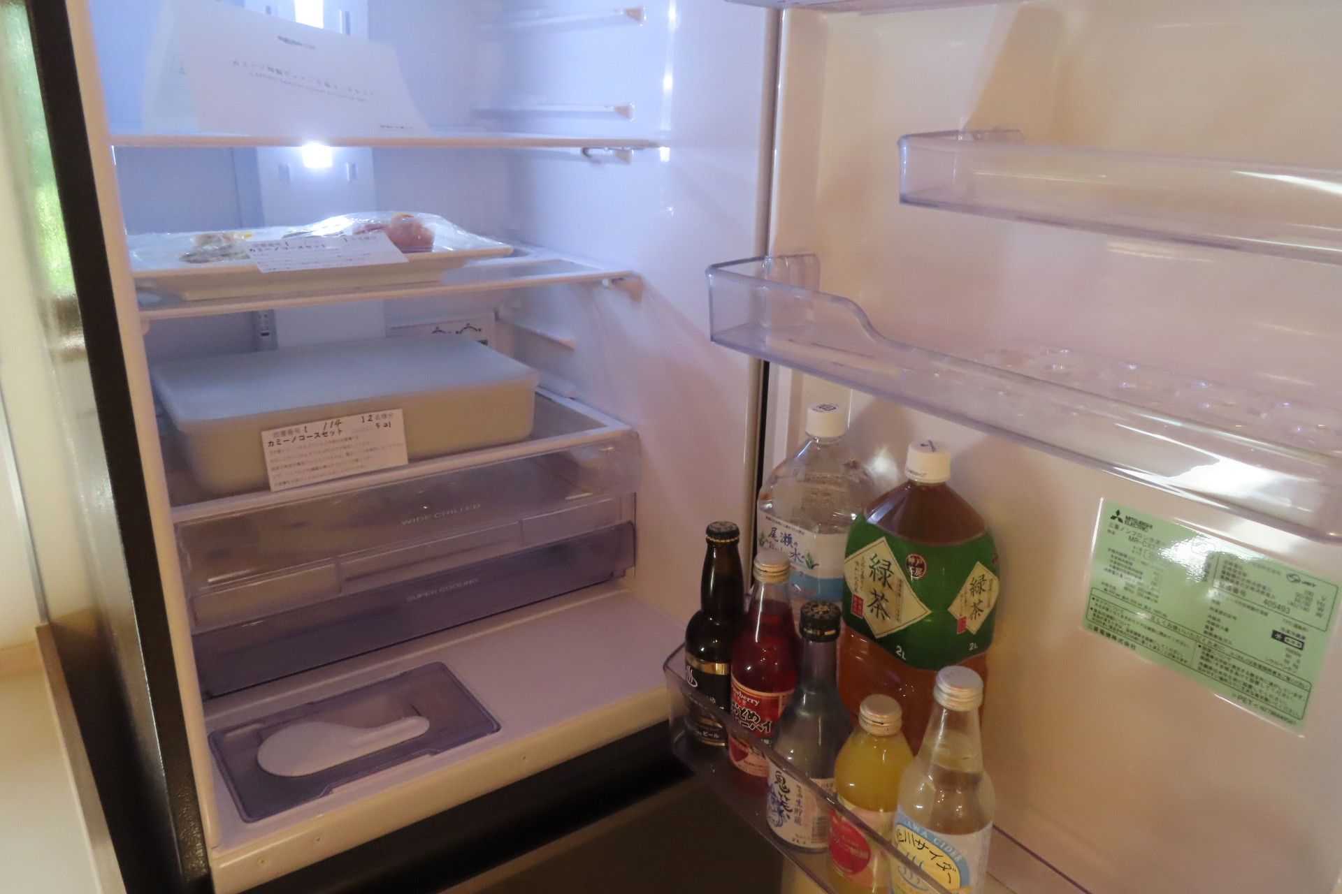 食事をつけると、ウェルカムドリンクとともに食材が冷蔵庫に入っている