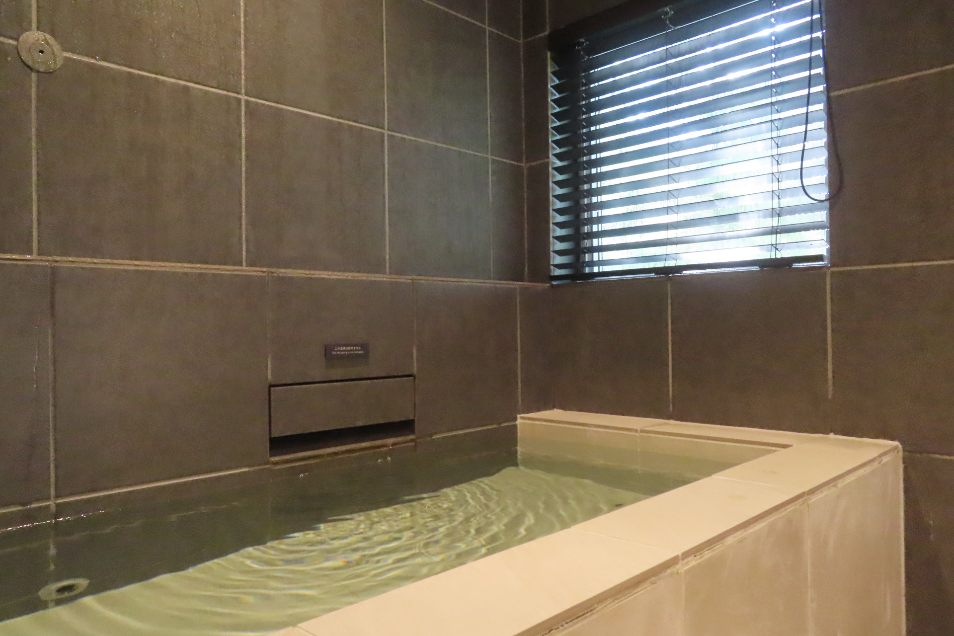 木漏れ日を浴びながら温泉を楽しめるが、温度は要注意